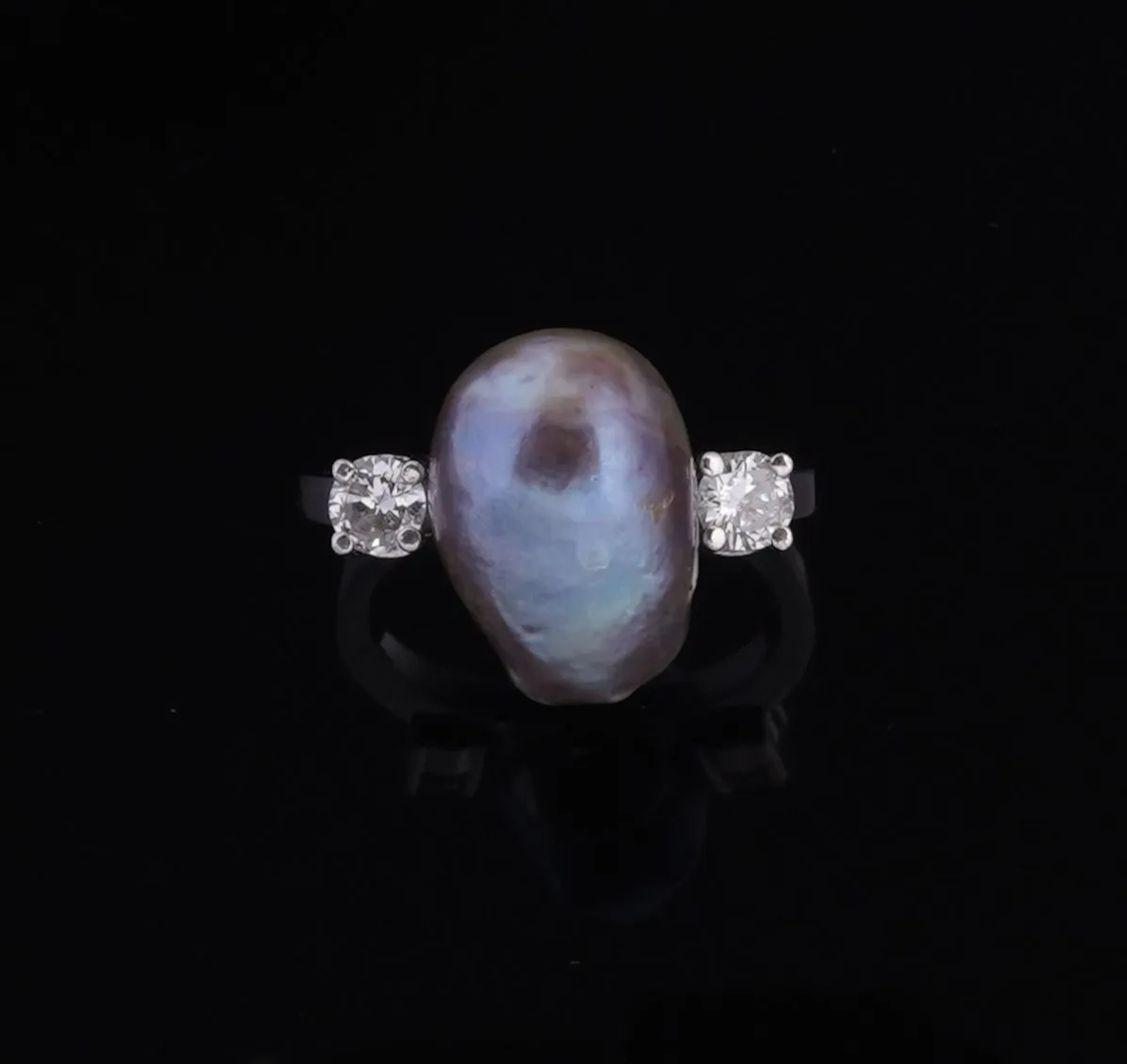 14K 585 thousandths white gold ring adorned with a 14 mm lon - Lot 217