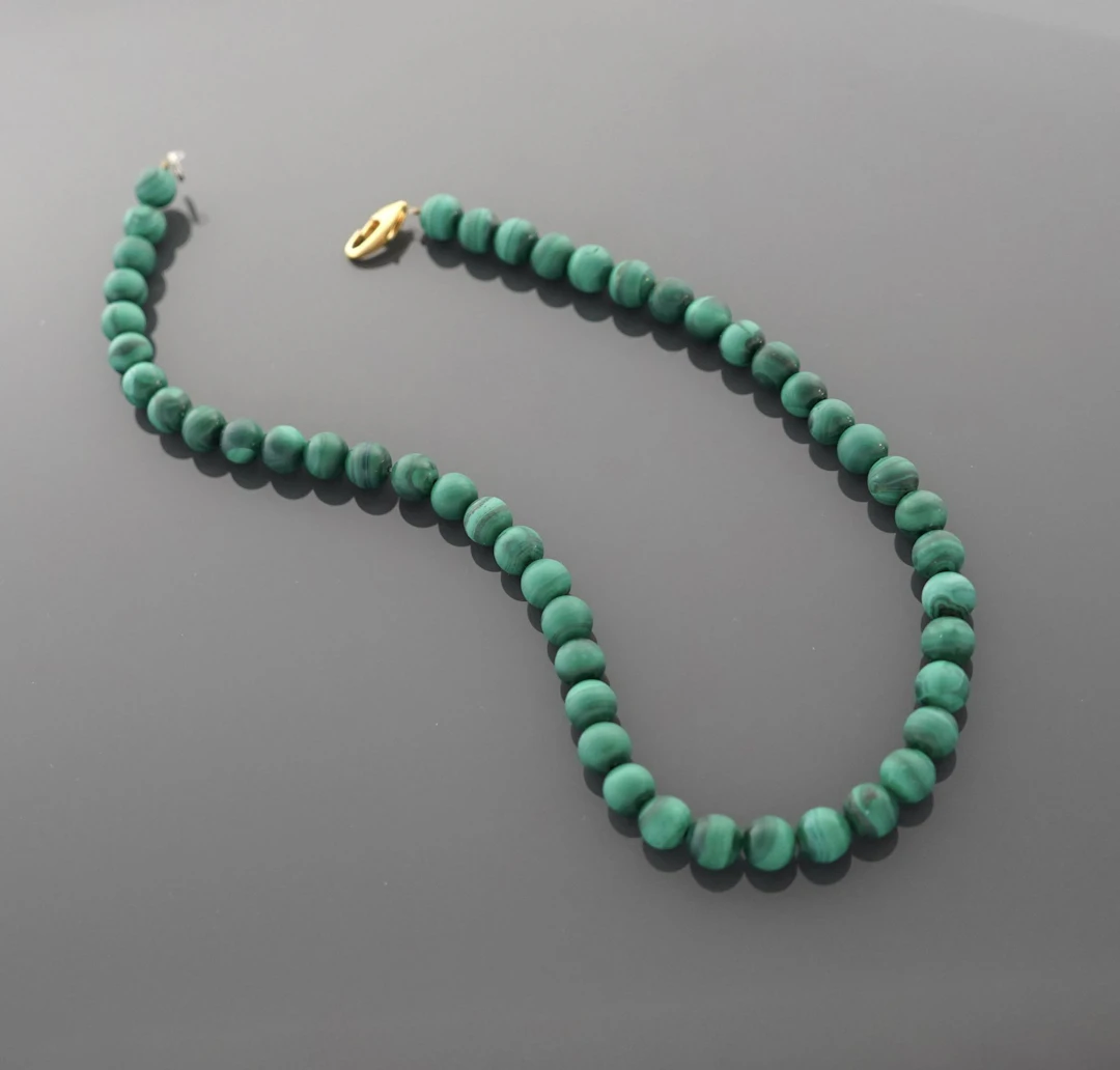 Malachite bead necklace with a metal clasp. - Lot 73