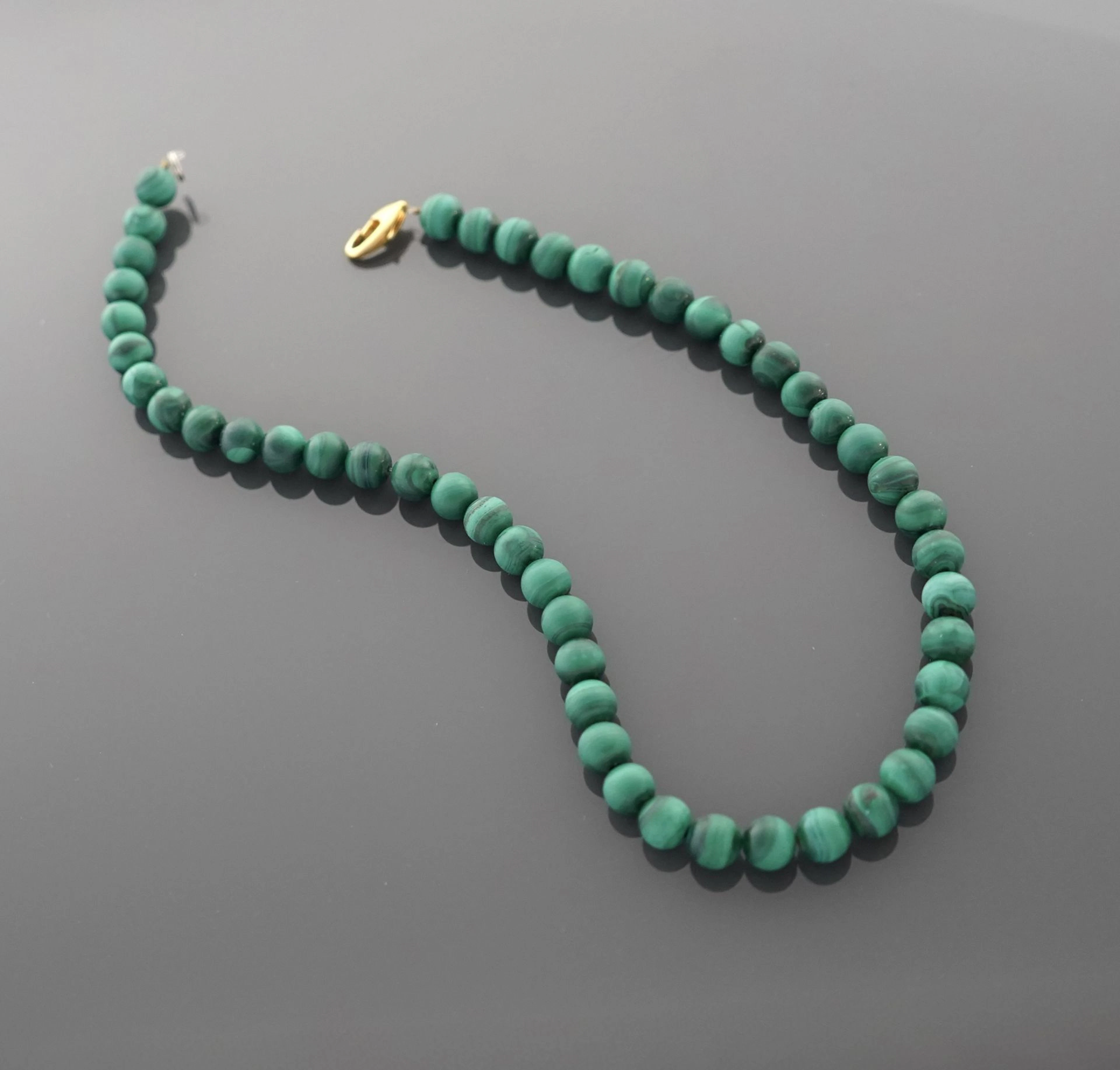 Malachite bead necklace with a metal clasp. - Lot 73
