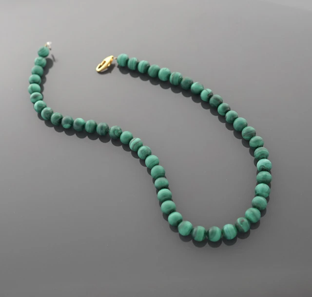 Malachite bead necklace with a metal clasp. - Lot 73