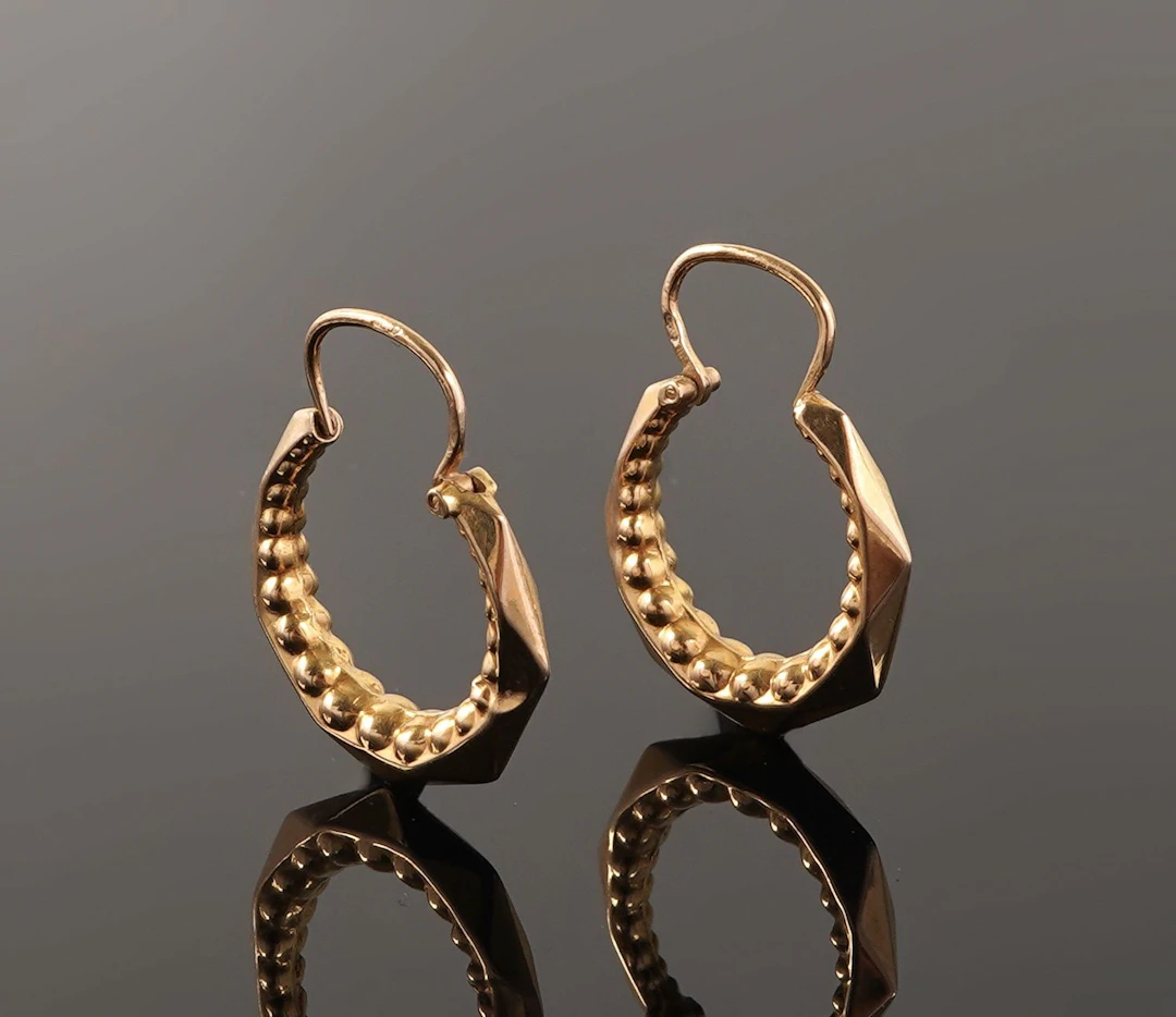 Pair of small 18k yellow gold hoop earrings (750) with facet - Lot 104
