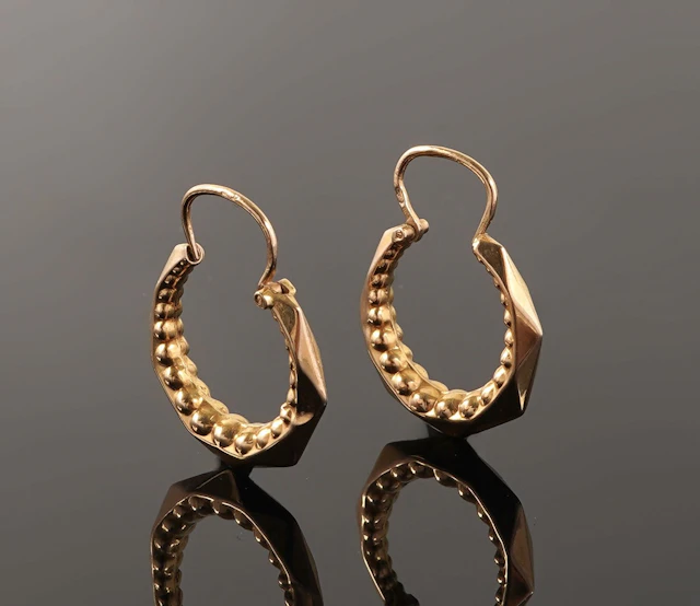 Pair of small 18k yellow gold hoop earrings (750) with facet - Lot 104