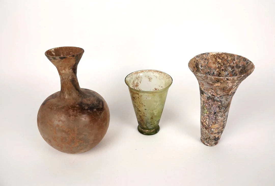 Set of three shaped pieces consisting of a large vase with a - Lot 251