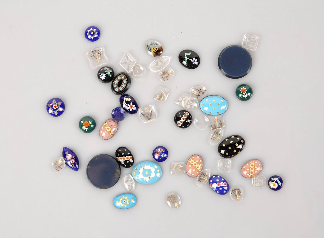 A collection of cabochons, enamel pieces, painted pieces, pa - Lot 265