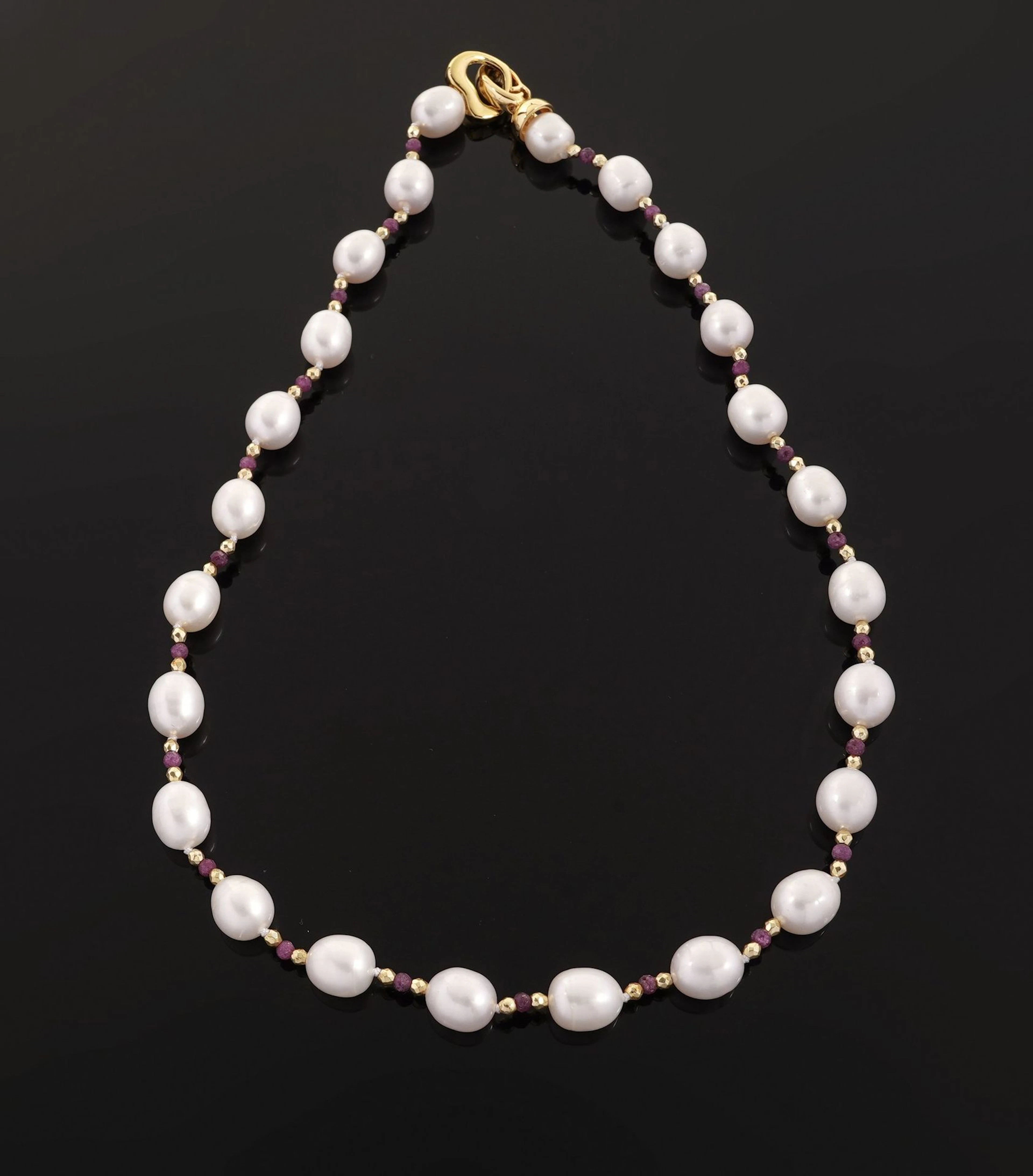 A single-strand necklace featuring 24 freshwater pearls alte - Lot 64