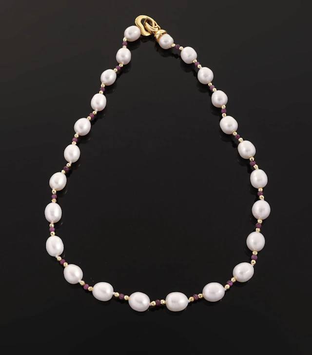 A single-strand necklace featuring 24 freshwater pearls alte - Lot 64