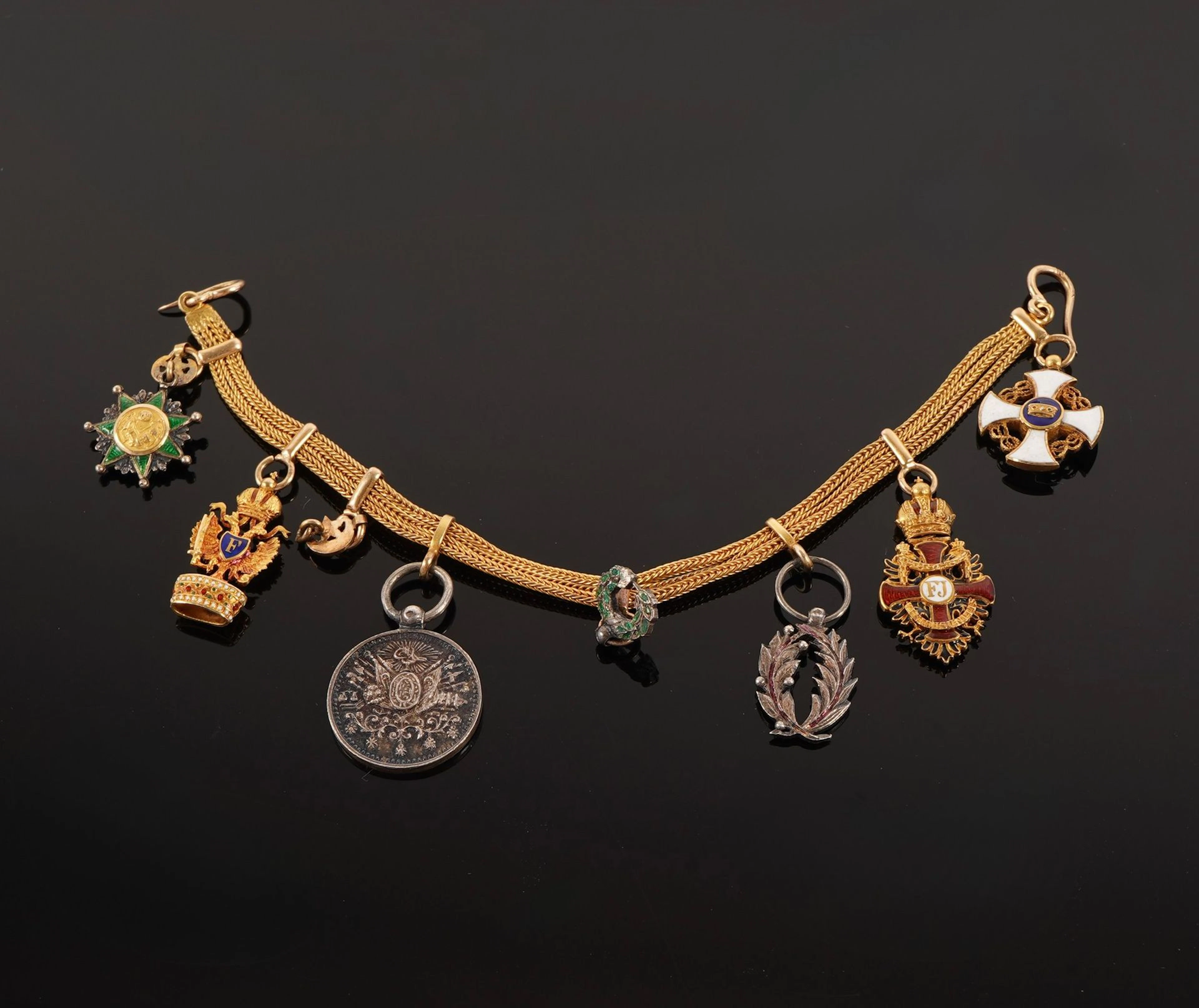 An 18k yellow gold chain (750 parts per thousand) featuring - Lot 119