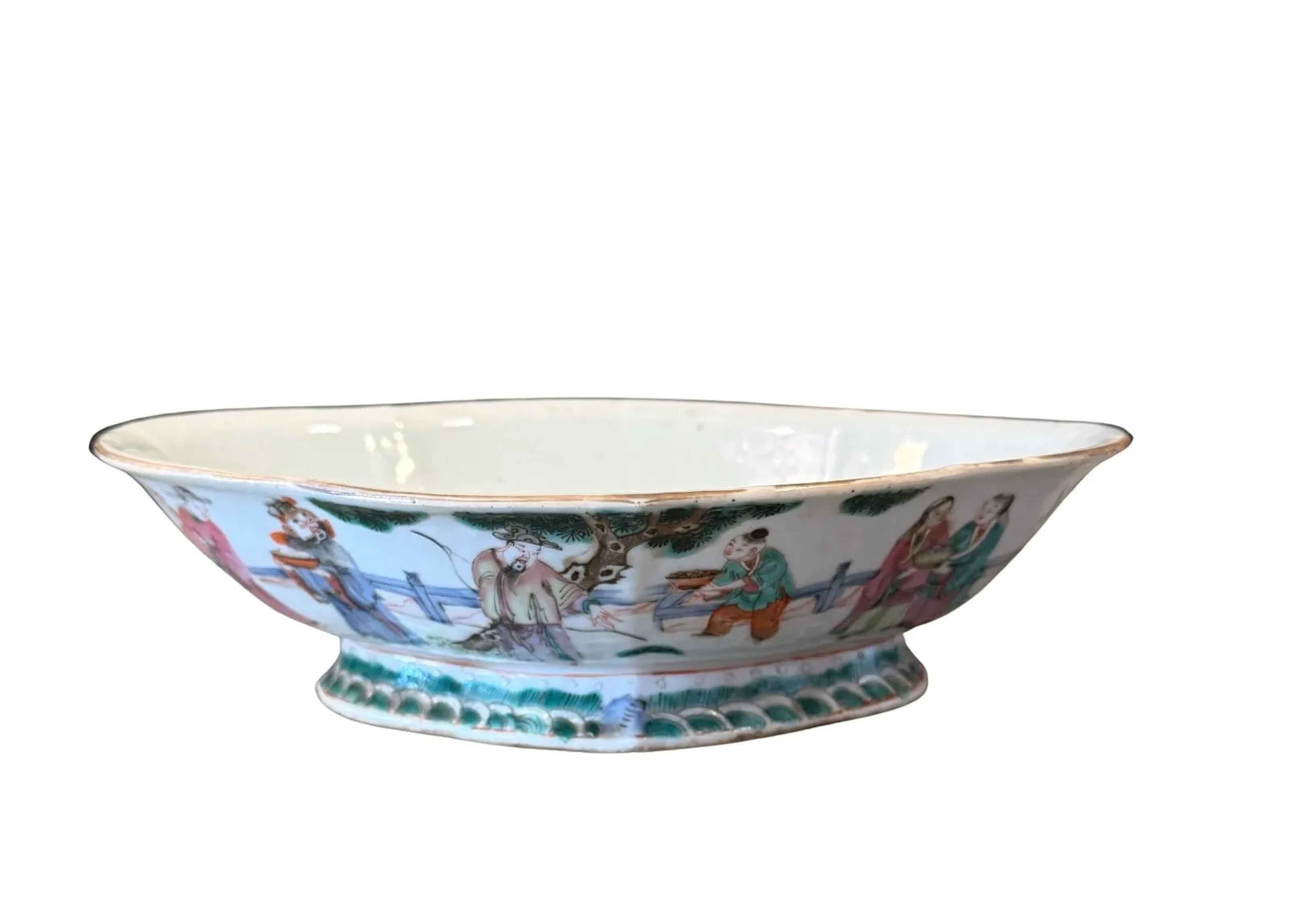 Chinese porcelain bowl in the "Famille Rose" style, decorate - Lot 88