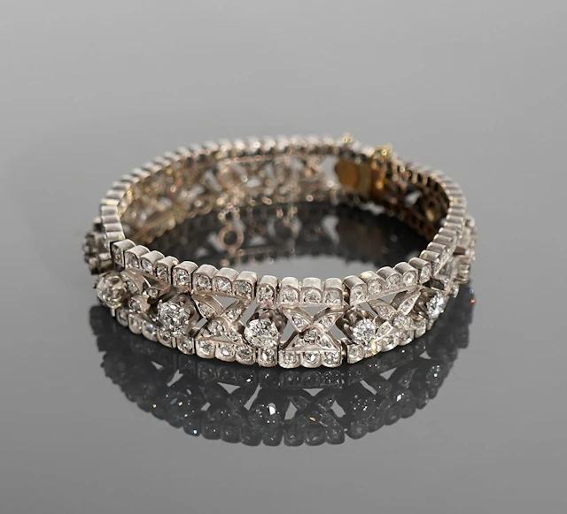 A bracelet made of silver with a fineness greater than 800 m - Lot 131