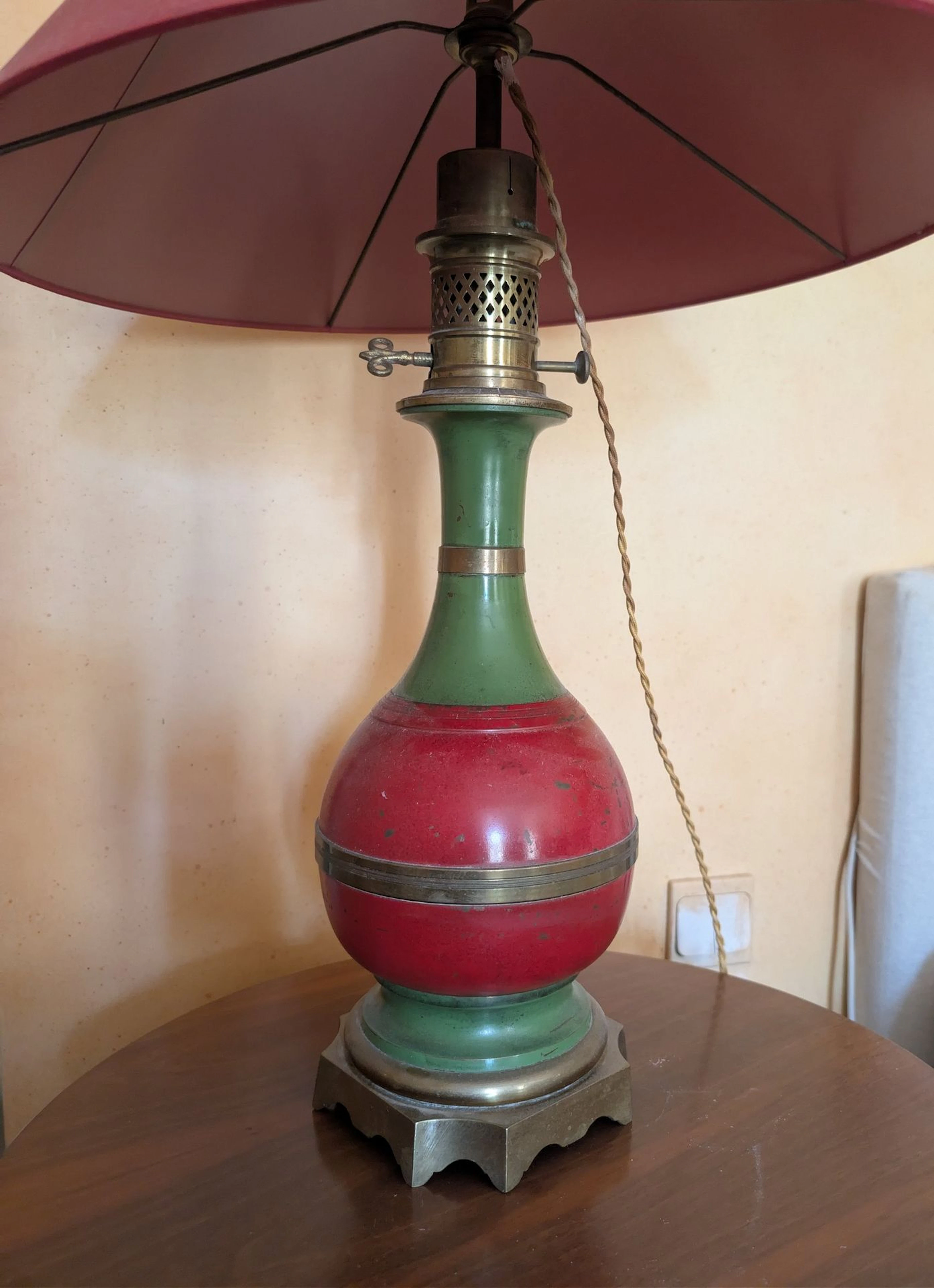 Pair of vases made of sheet metal painted in red and green p - Lot 609