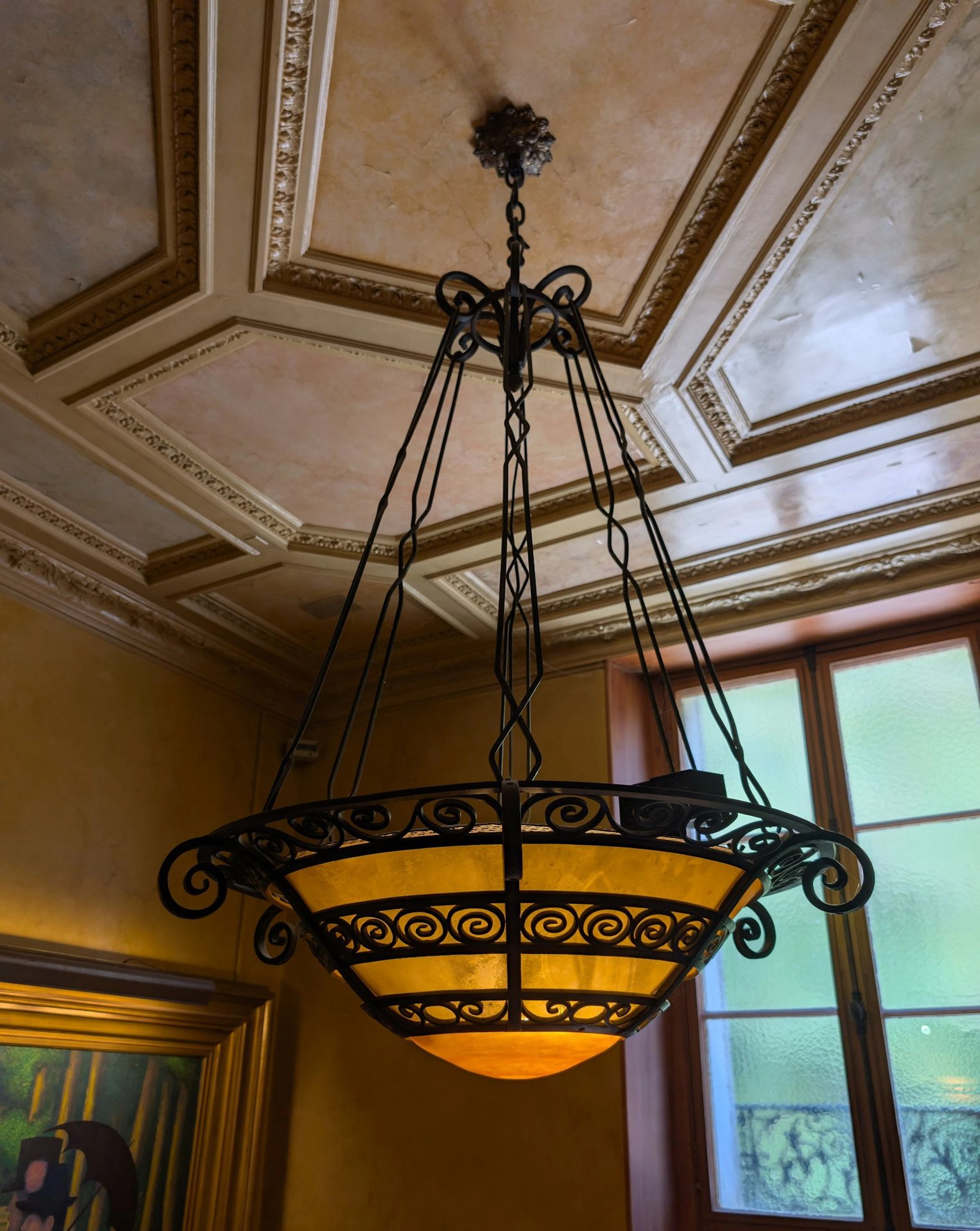 Wrought-iron chandelier supporting an orange marmoré-effect - Lot 633