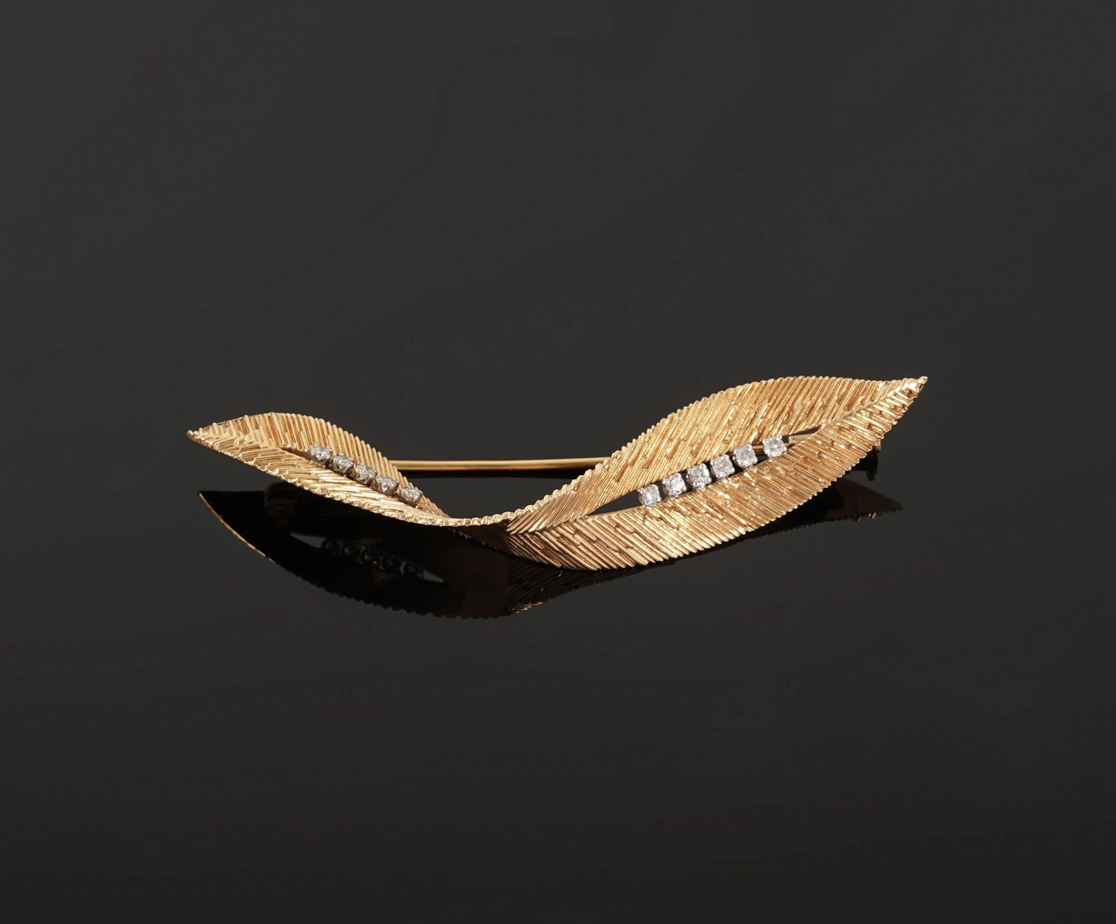 An 18k yellow gold brooch (750 parts per thousand) featuring - Lot 91