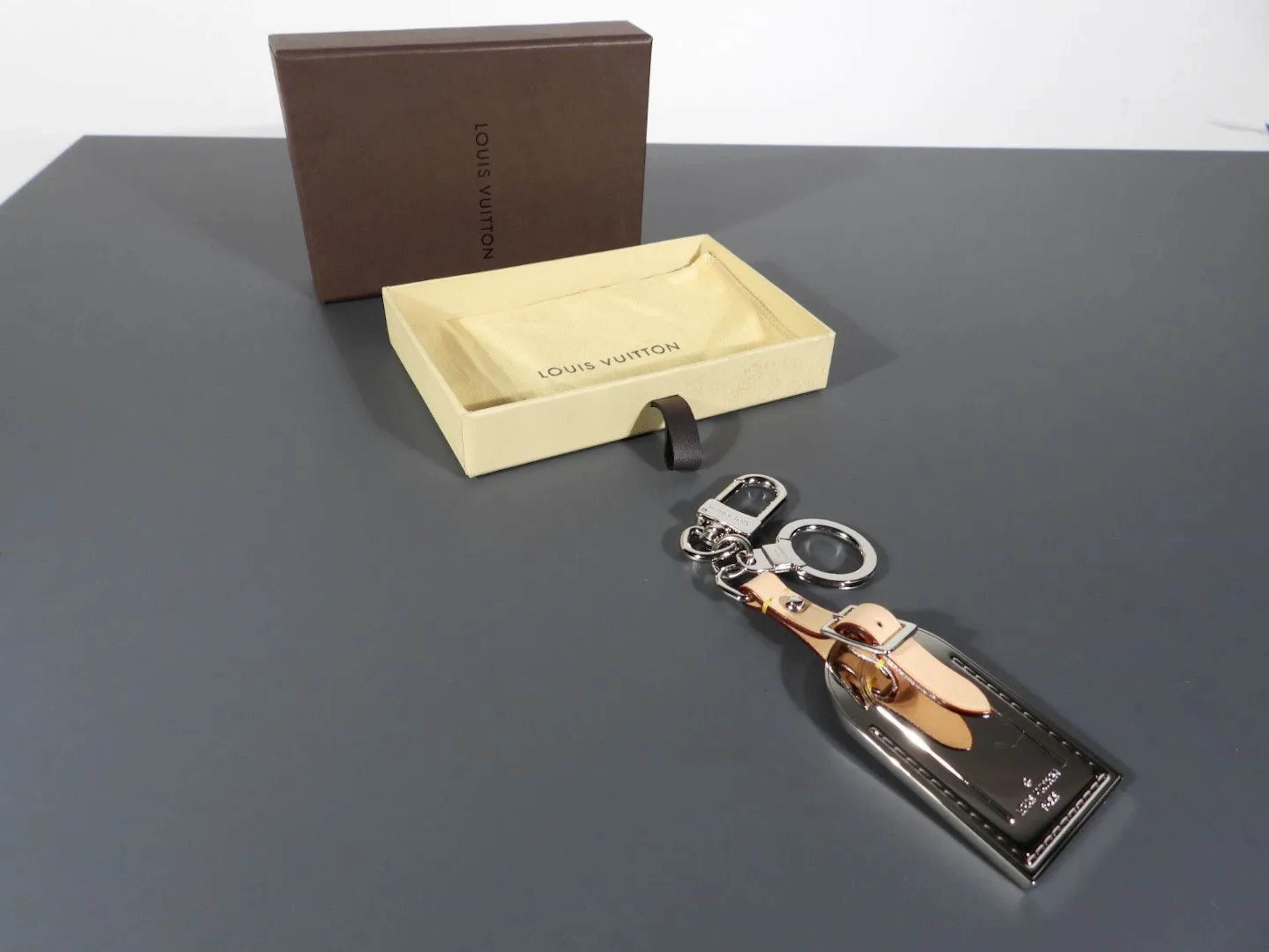LOUIS VUITTON - Lot 63