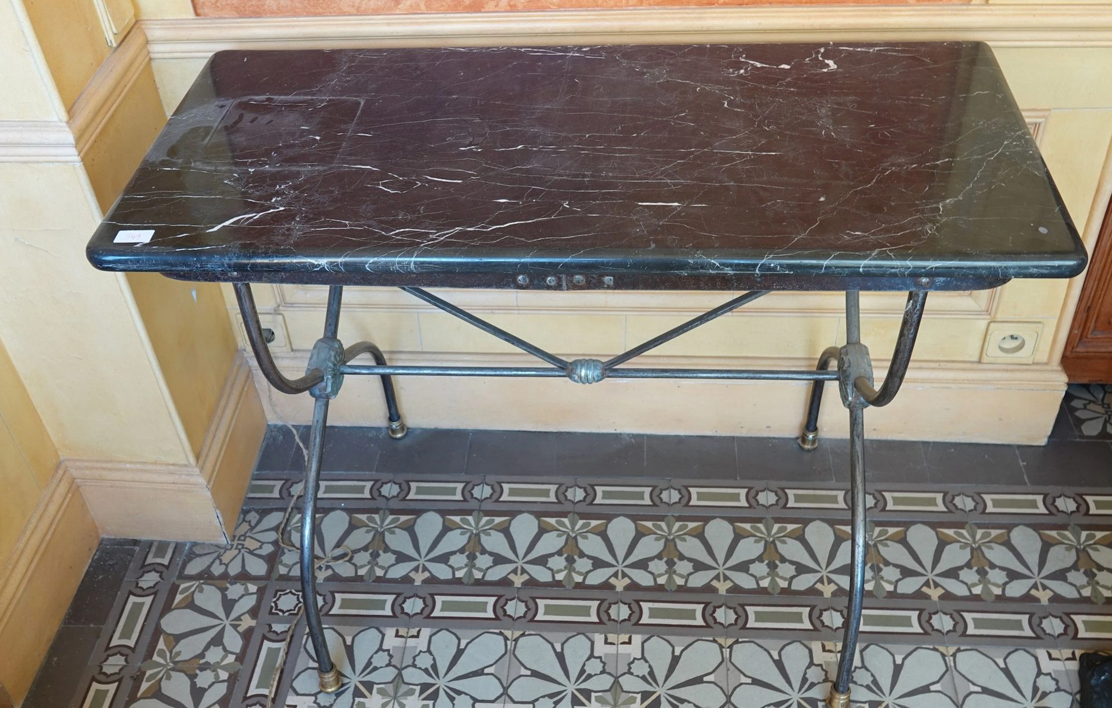 Set of five tables with black and gold patinated steel legs - Lot 620