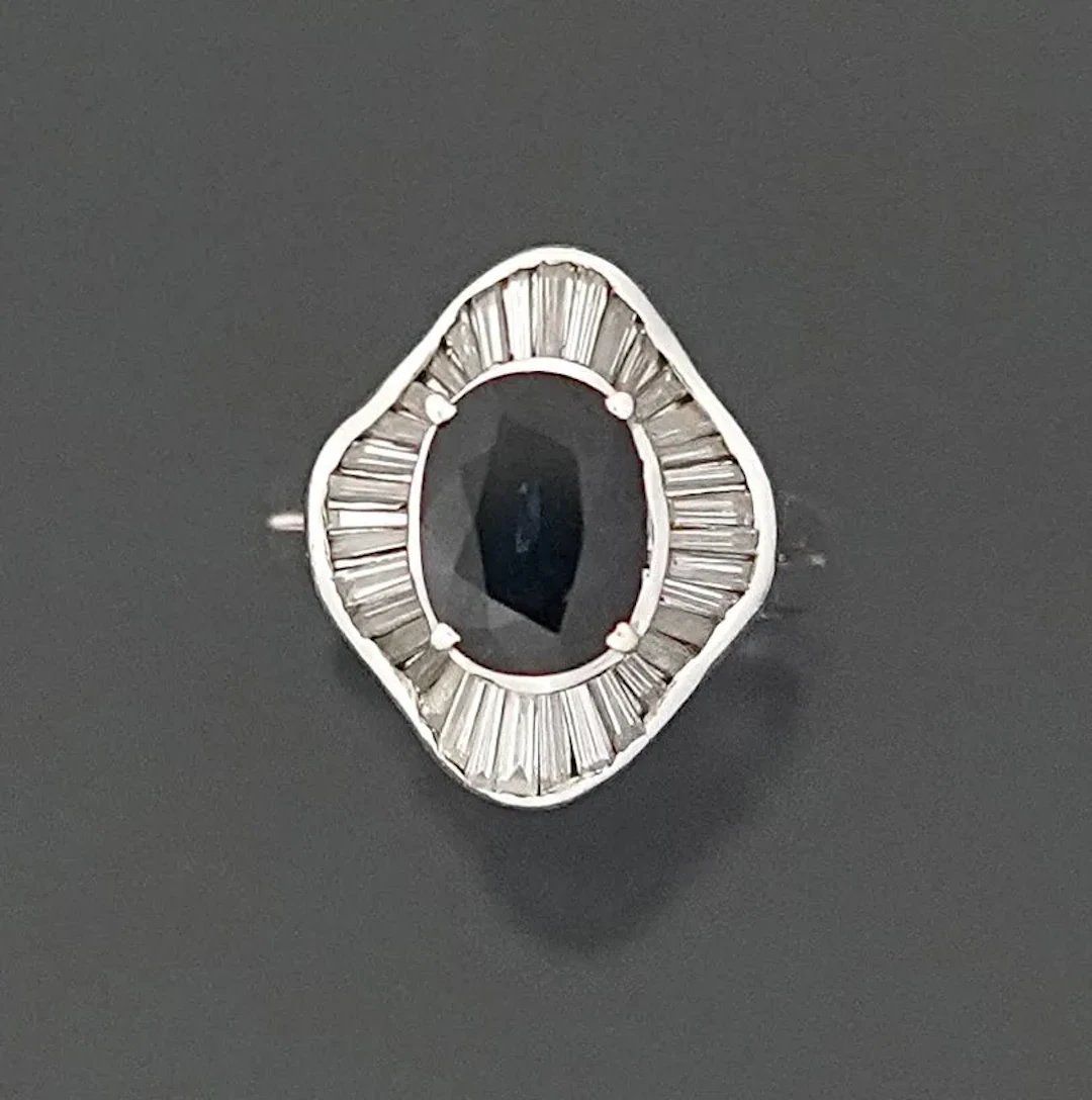 An 18K white gold ring (750) set with a cushion-cut sapphire - Lot 310