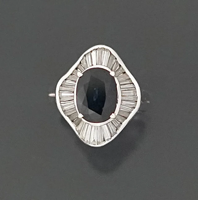An 18K white gold ring (750) set with a cushion-cut sapphire - Lot 310