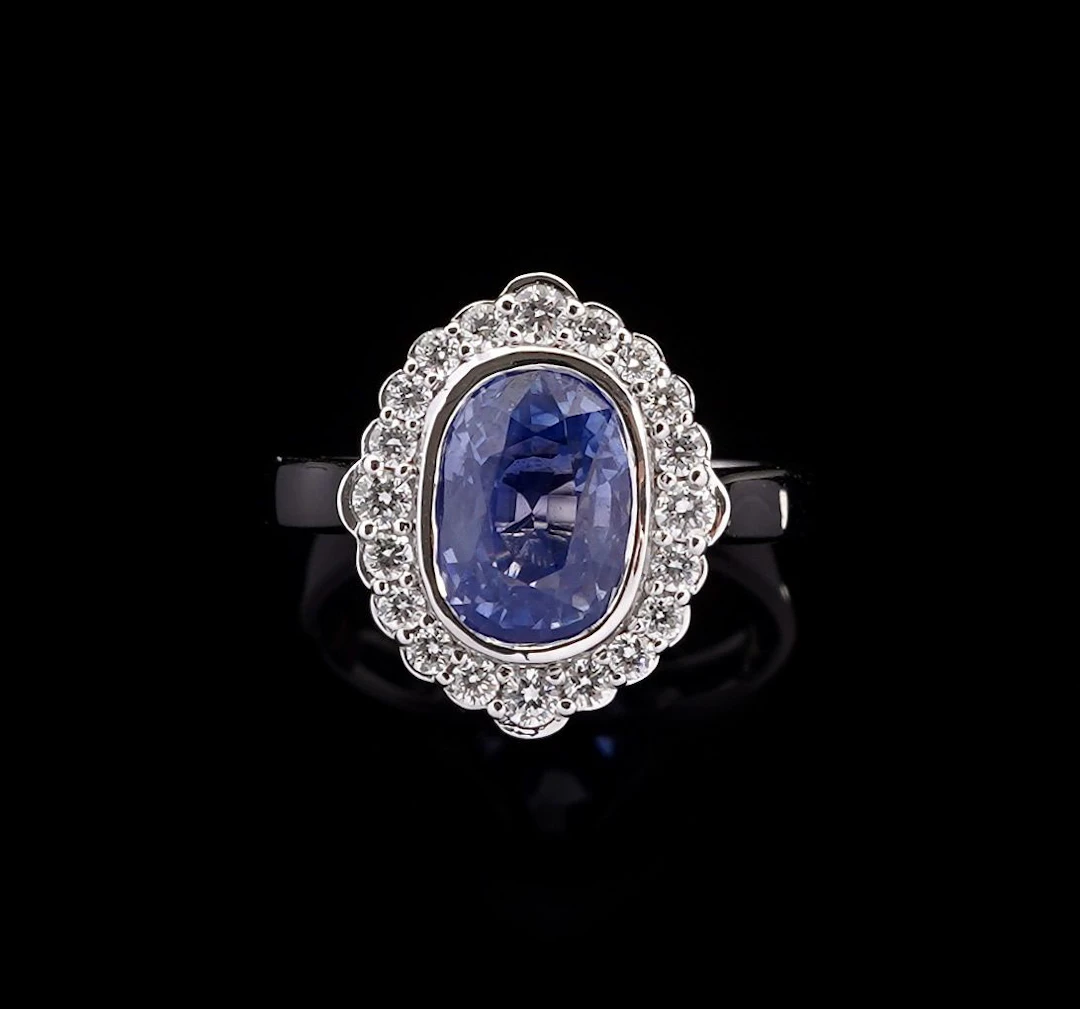 An 18k white gold (750) daisy ring set with a 3.90-carat cus - Lot 324