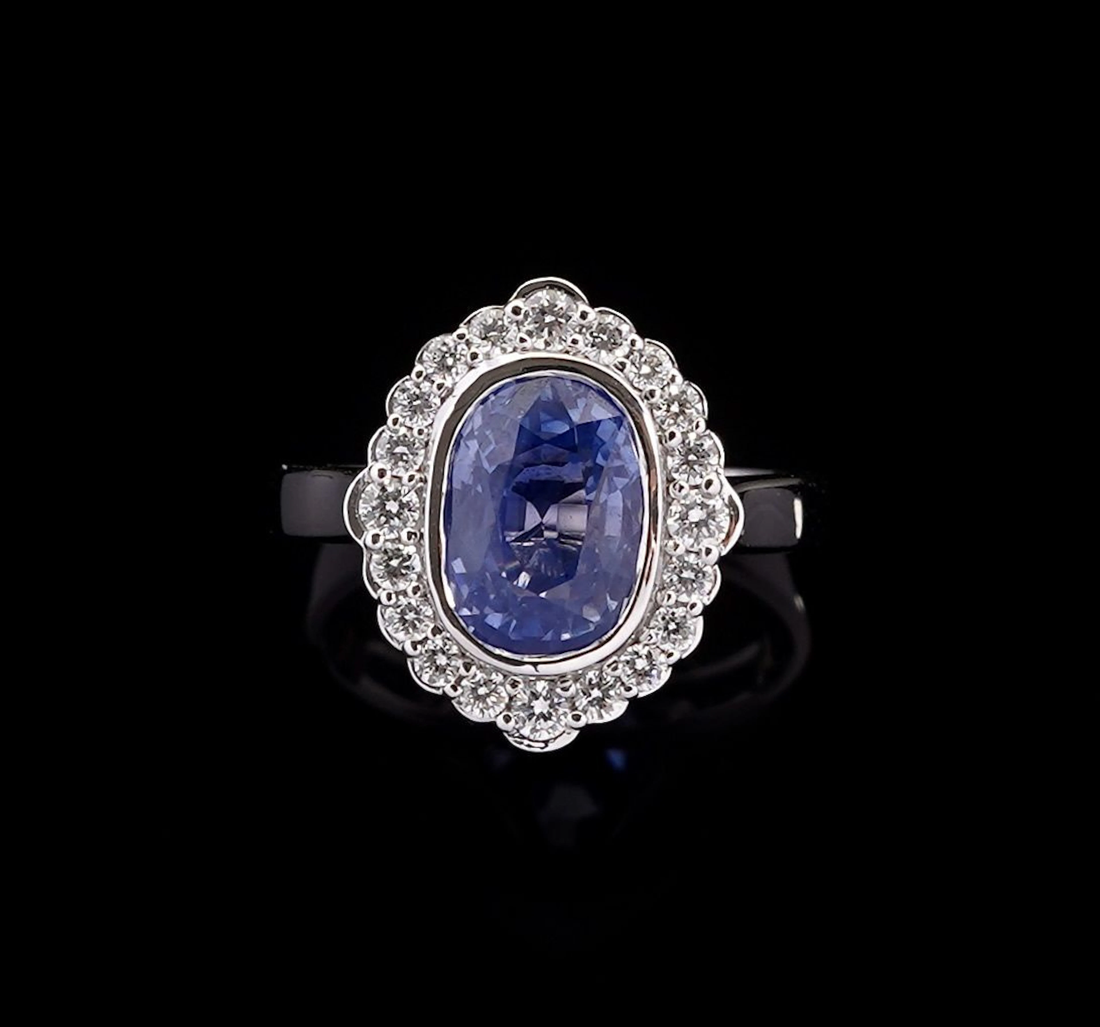 An 18k white gold (750) daisy ring set with a 3.90-carat cus - Lot 324