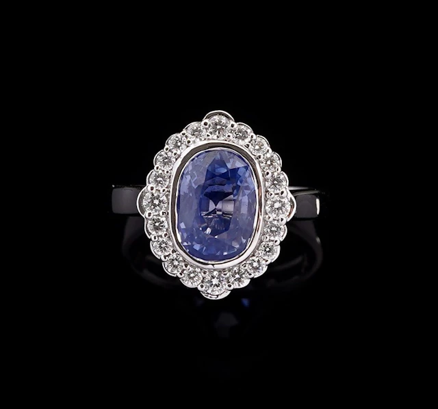 An 18k white gold (750) daisy ring set with a 3.90-carat cus - Lot 324