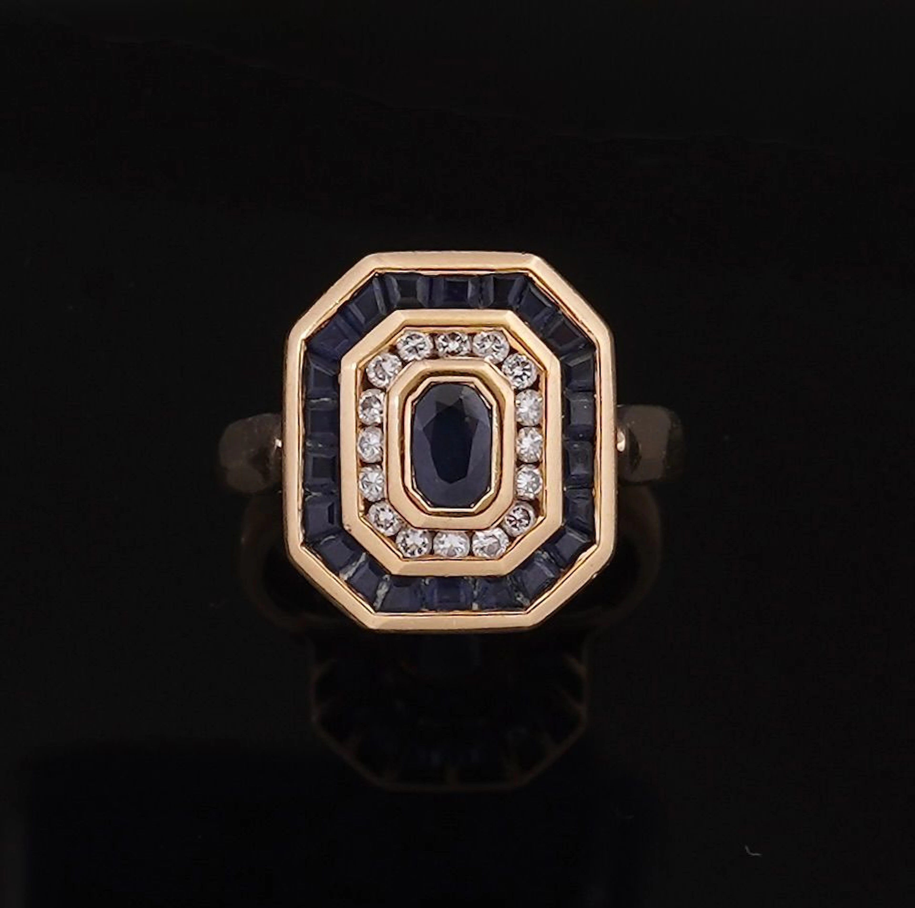 An 18K yellow gold ring (750 parts per thousand) with an oct - Lot 349