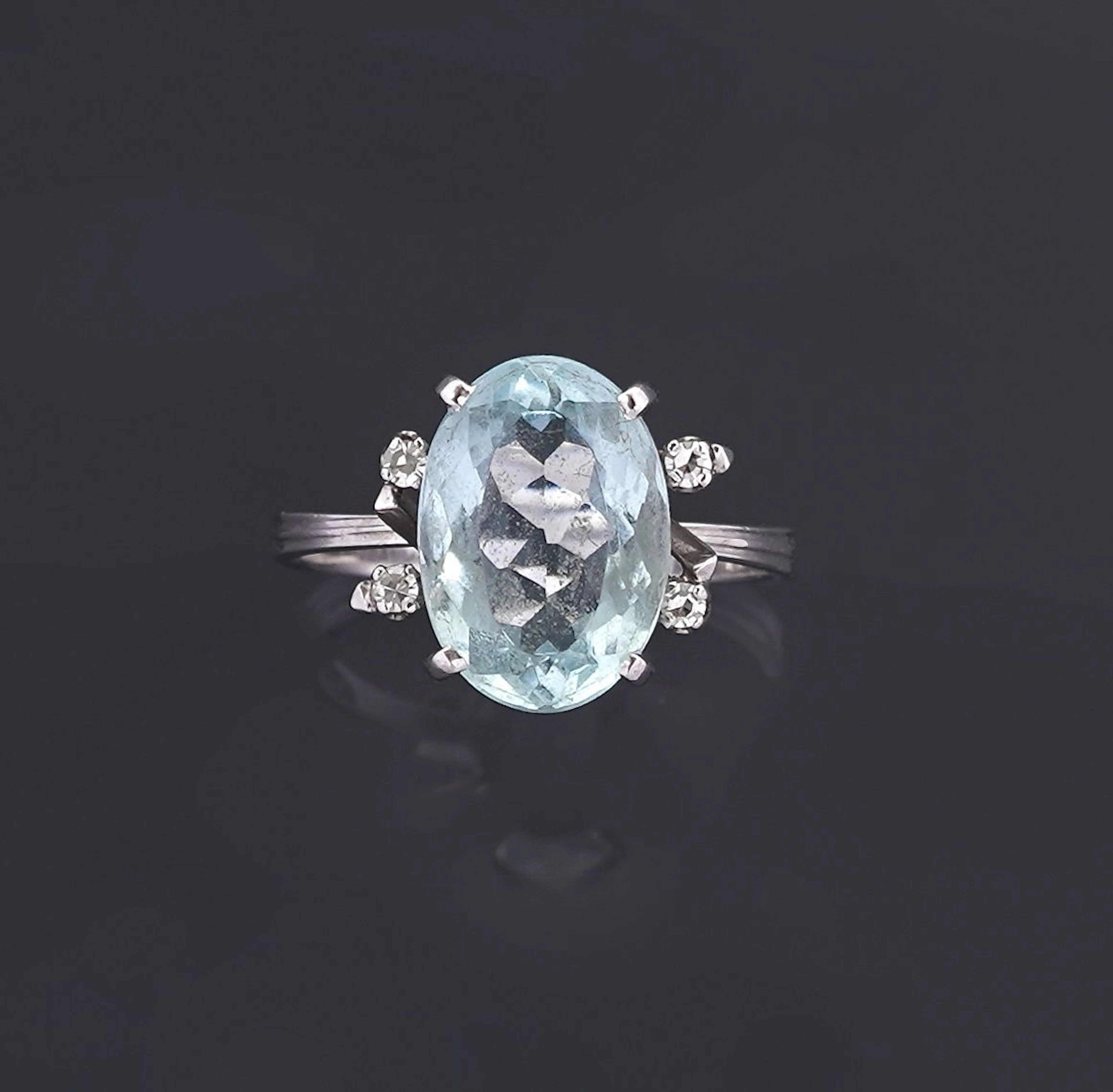 18k white gold ring (750 parts per thousand), featuring an o - Lot 177