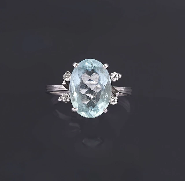 18k white gold ring (750 parts per thousand), featuring an o - Lot 177
