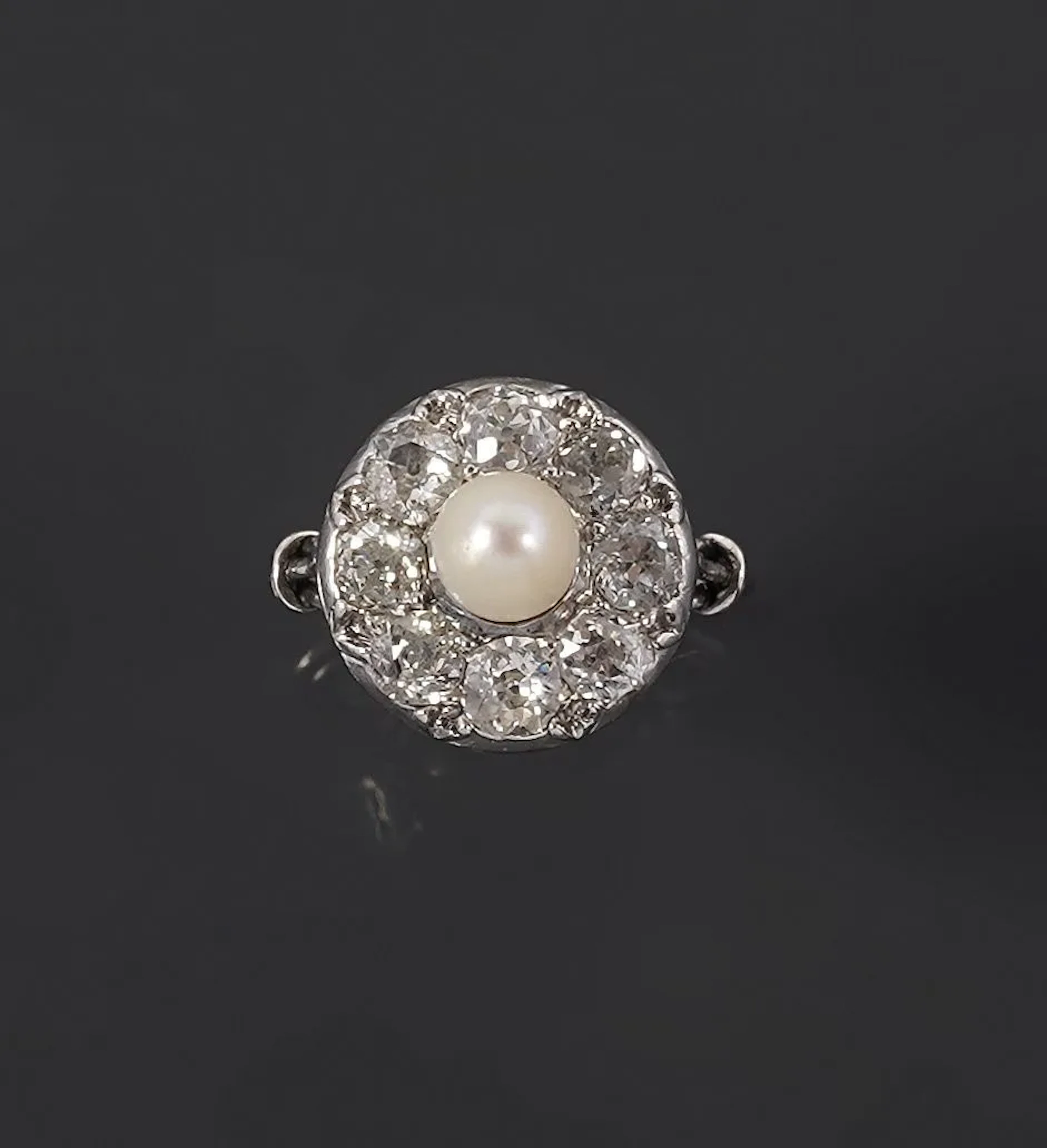 A ring with a circular setting in 850-th platinum, adorned w - Lot 148