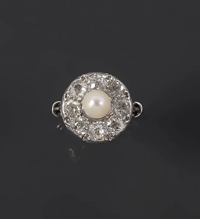 A ring with a circular setting in 850-th platinum, adorned w - Lot 148