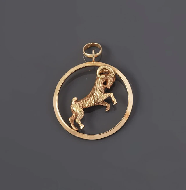 Circular pendant in 18k yellow gold (750 parts per thousand) - Lot 86