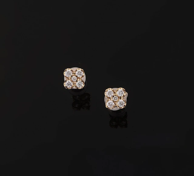 A pair of 18k yellow gold (750) four-lobed stud earrings, ea - Lot 287