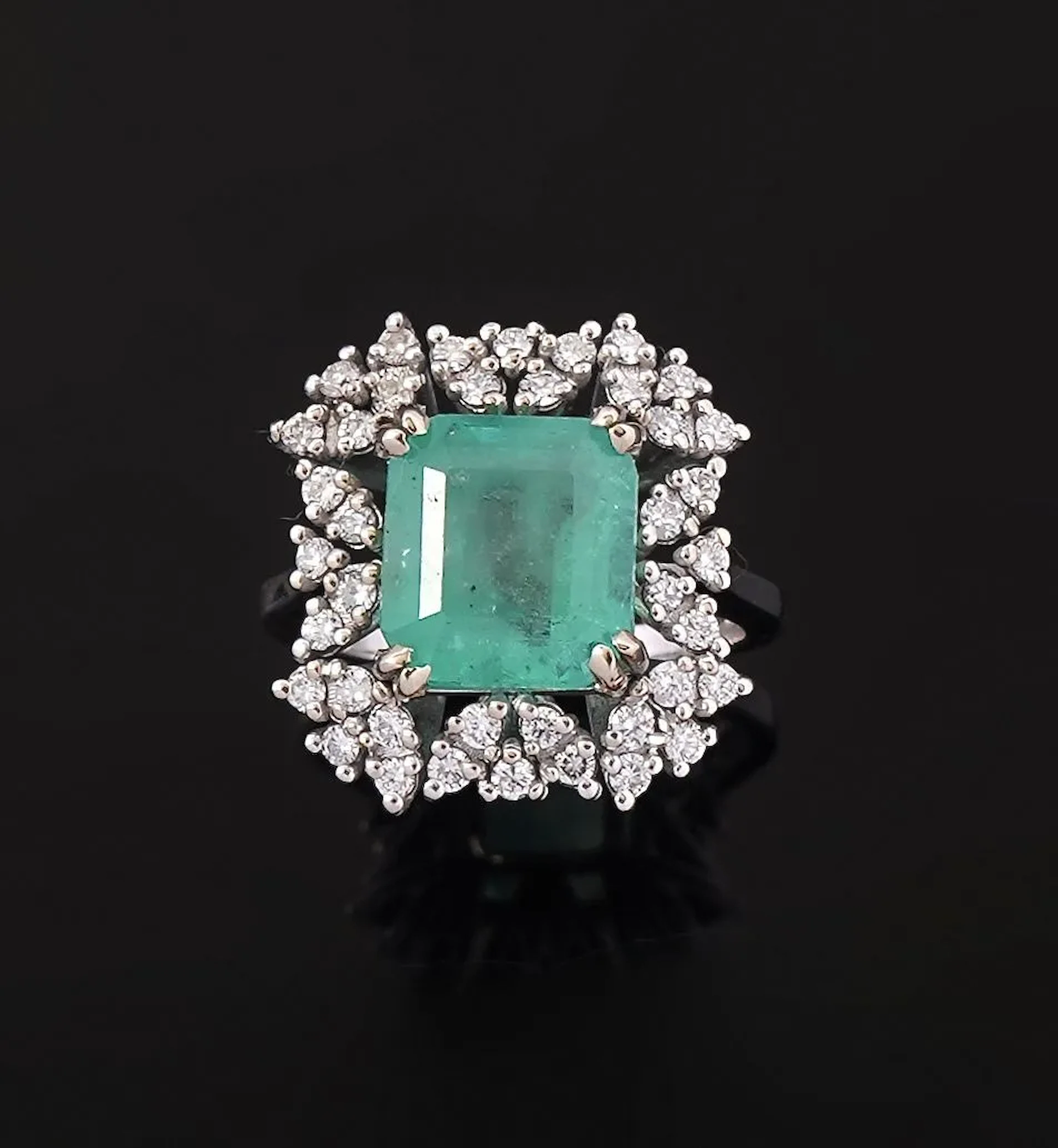 An 18K white gold ring (750 fineness) featuring a 3.71-carat - Lot 335