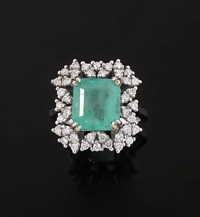 An 18K white gold ring (750 fineness) featuring a 3.71-carat - Lot 335
