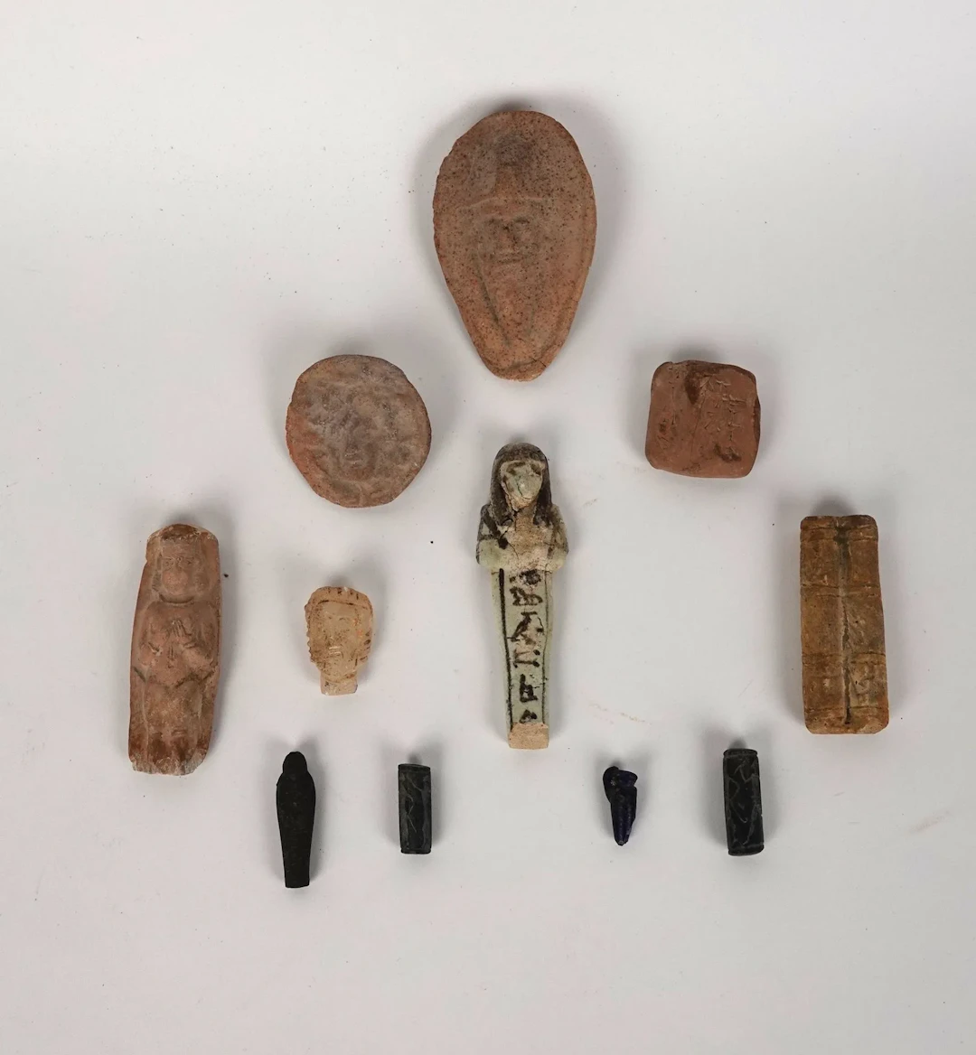 Small collection of archaeological artifacts including faces - Lot 259