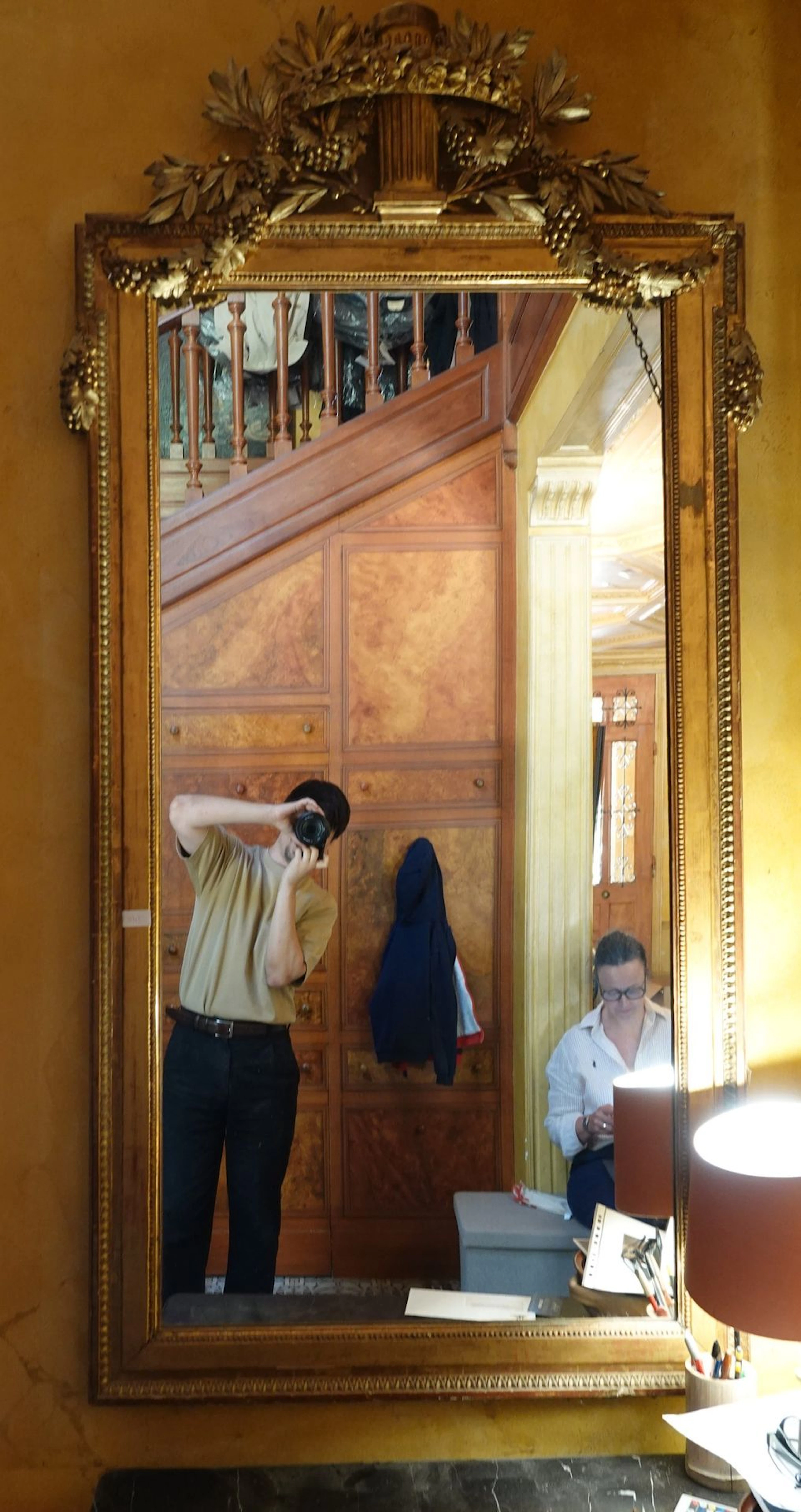 Large gilded and carved wooden mirror with a pediment decora - Lot 619