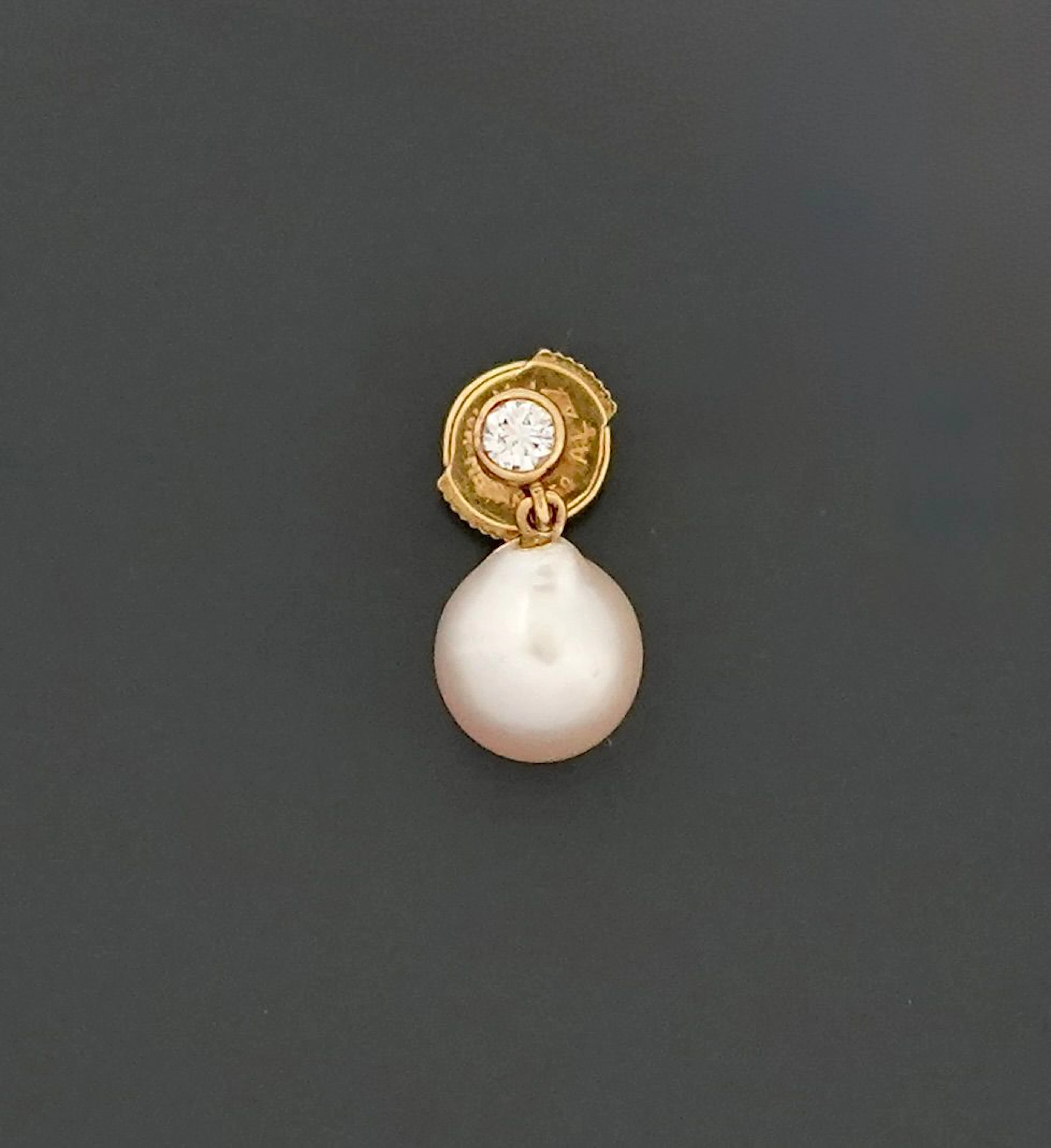 An 18k yellow gold 750 thousandths orphan ear pendant set wi - Lot 129