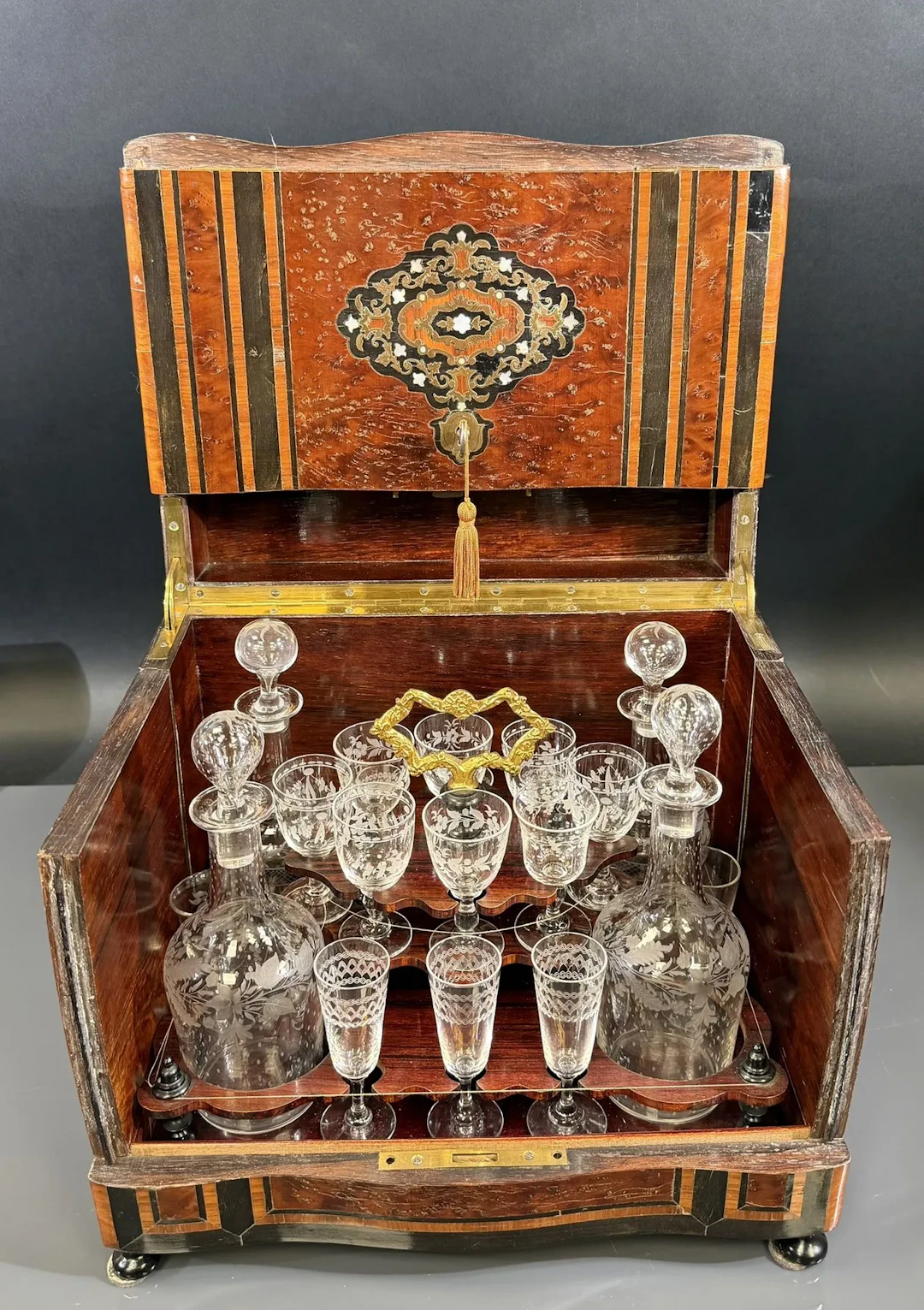 Liqueur cabinet made of burl-veneered elm and blackened wood - Lot 315
