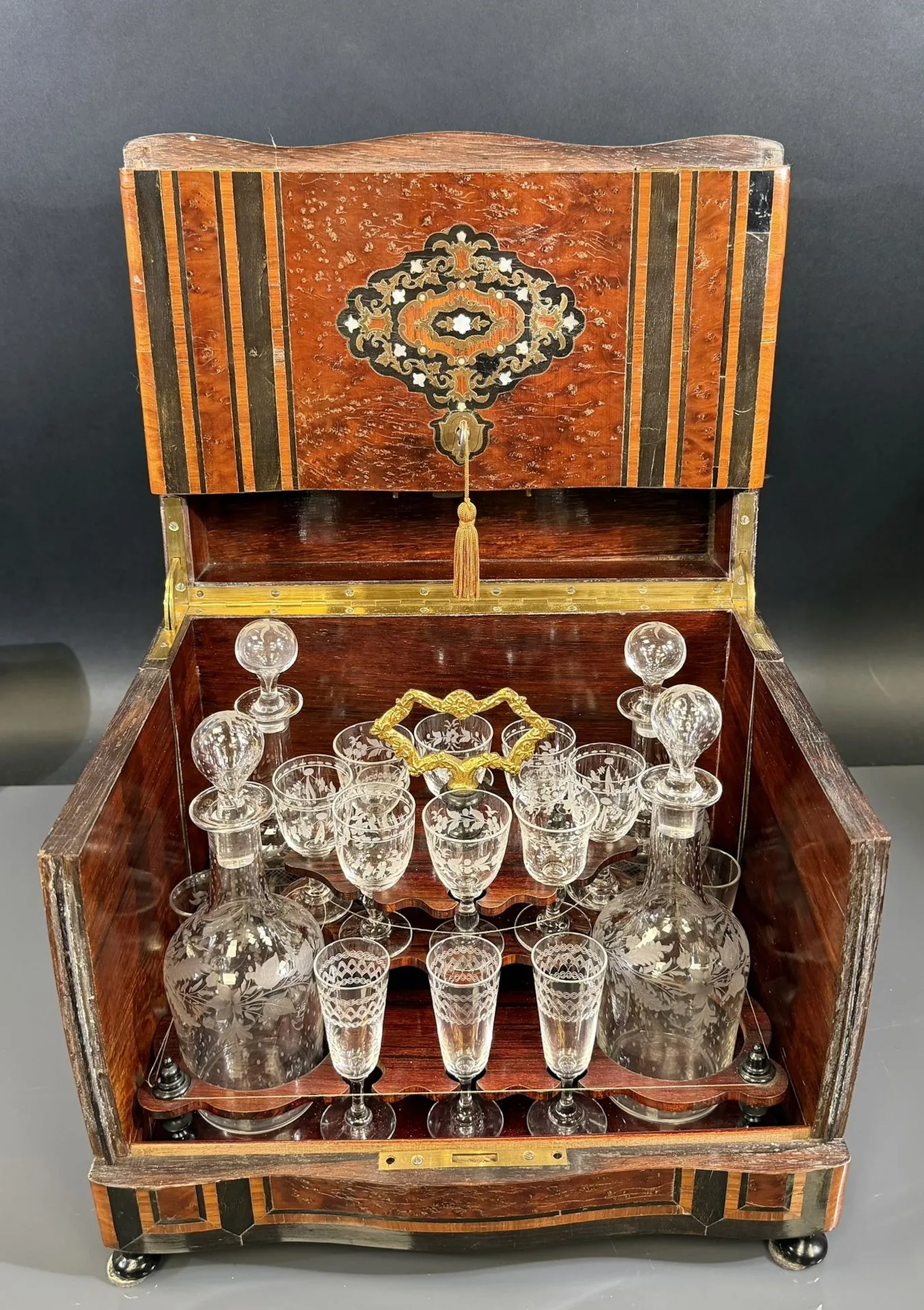 Liqueur cabinet made of burl-veneered elm and blackened wood - Lot 315