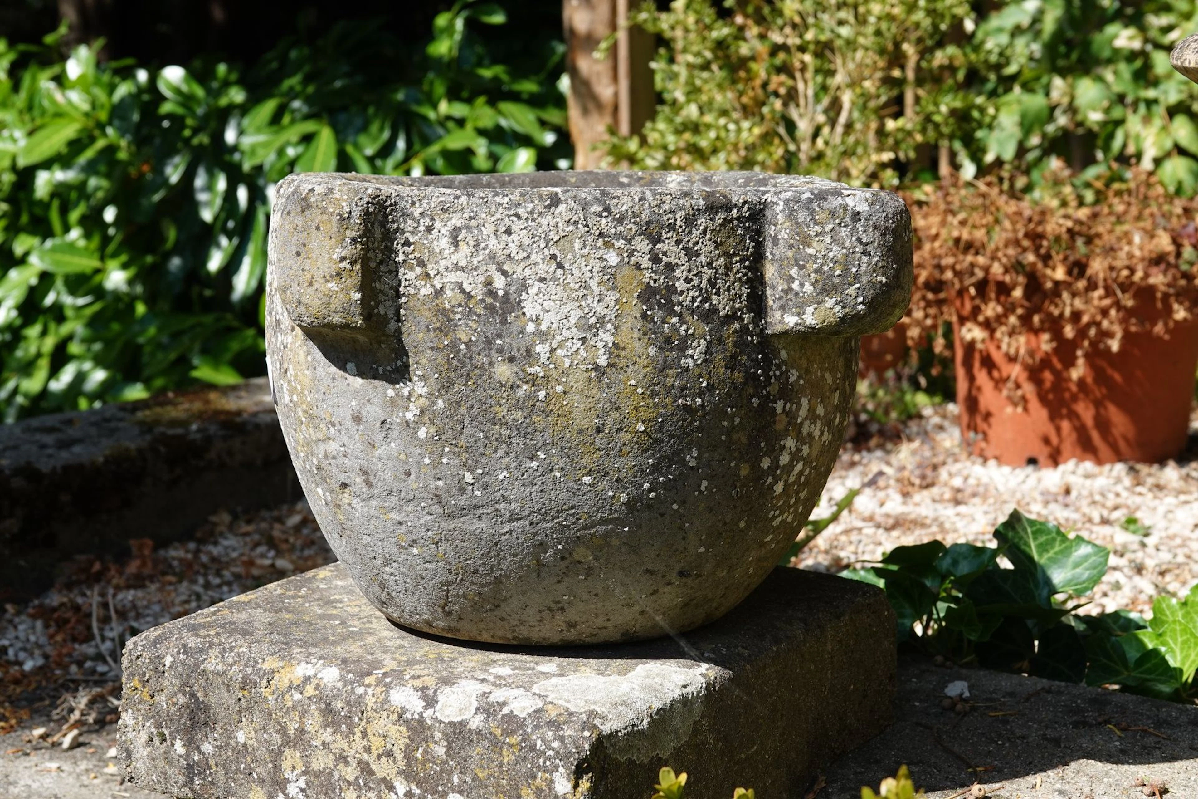 Pair of stone mortars - Lot 574