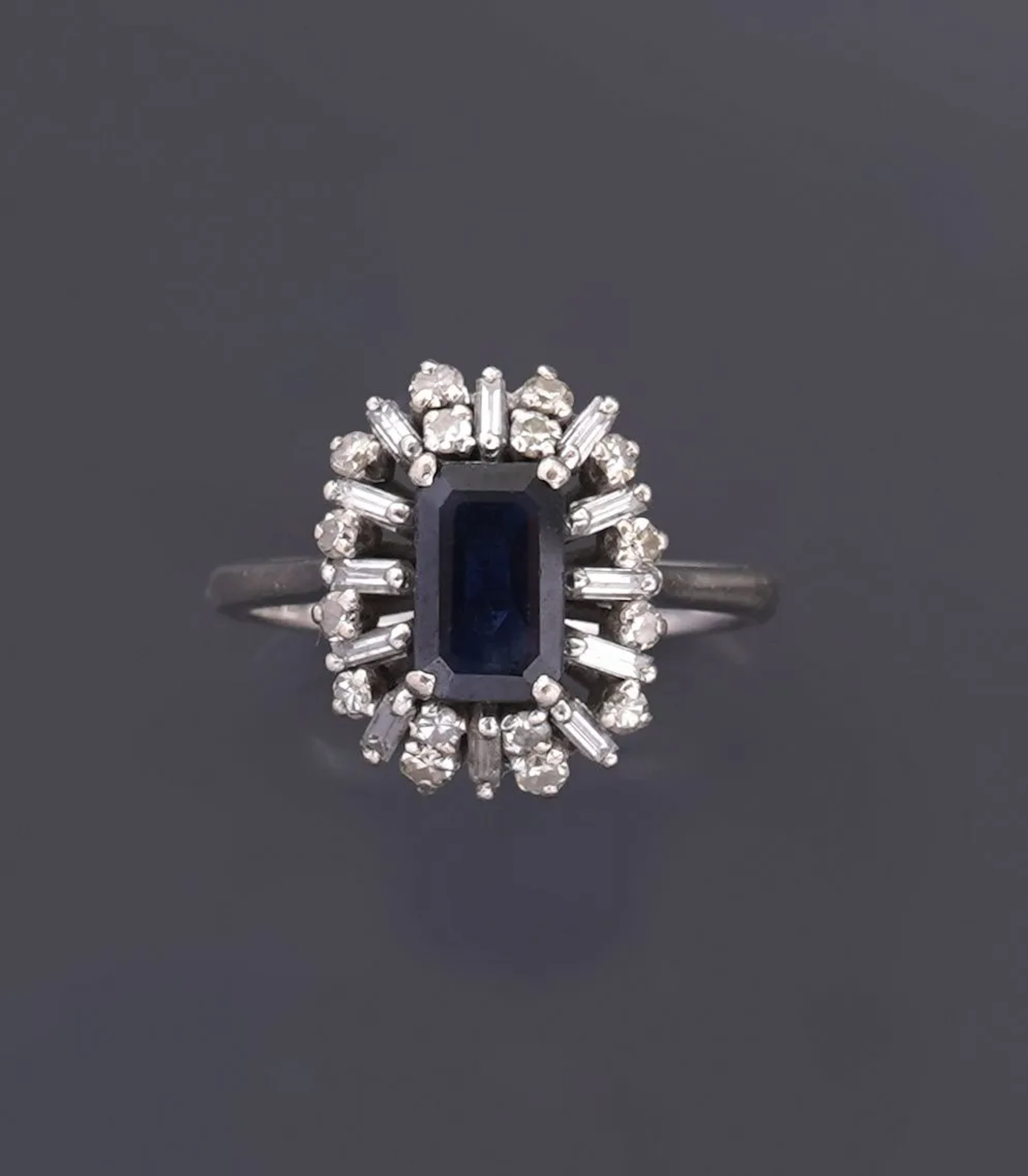 14k white gold ring (585 parts per thousand), set with an em - Lot 313