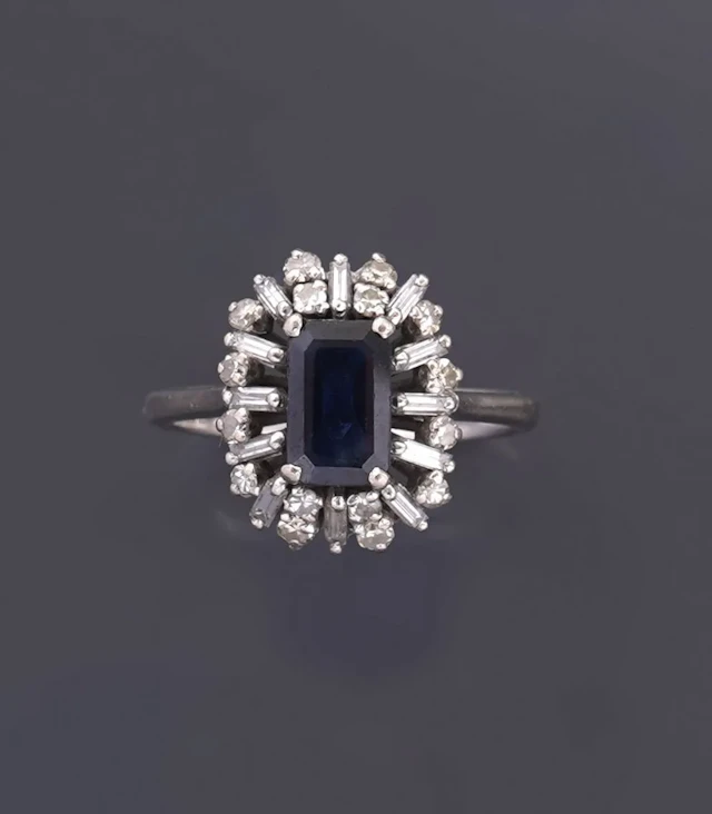 14k white gold ring (585 parts per thousand), set with an em - Lot 313