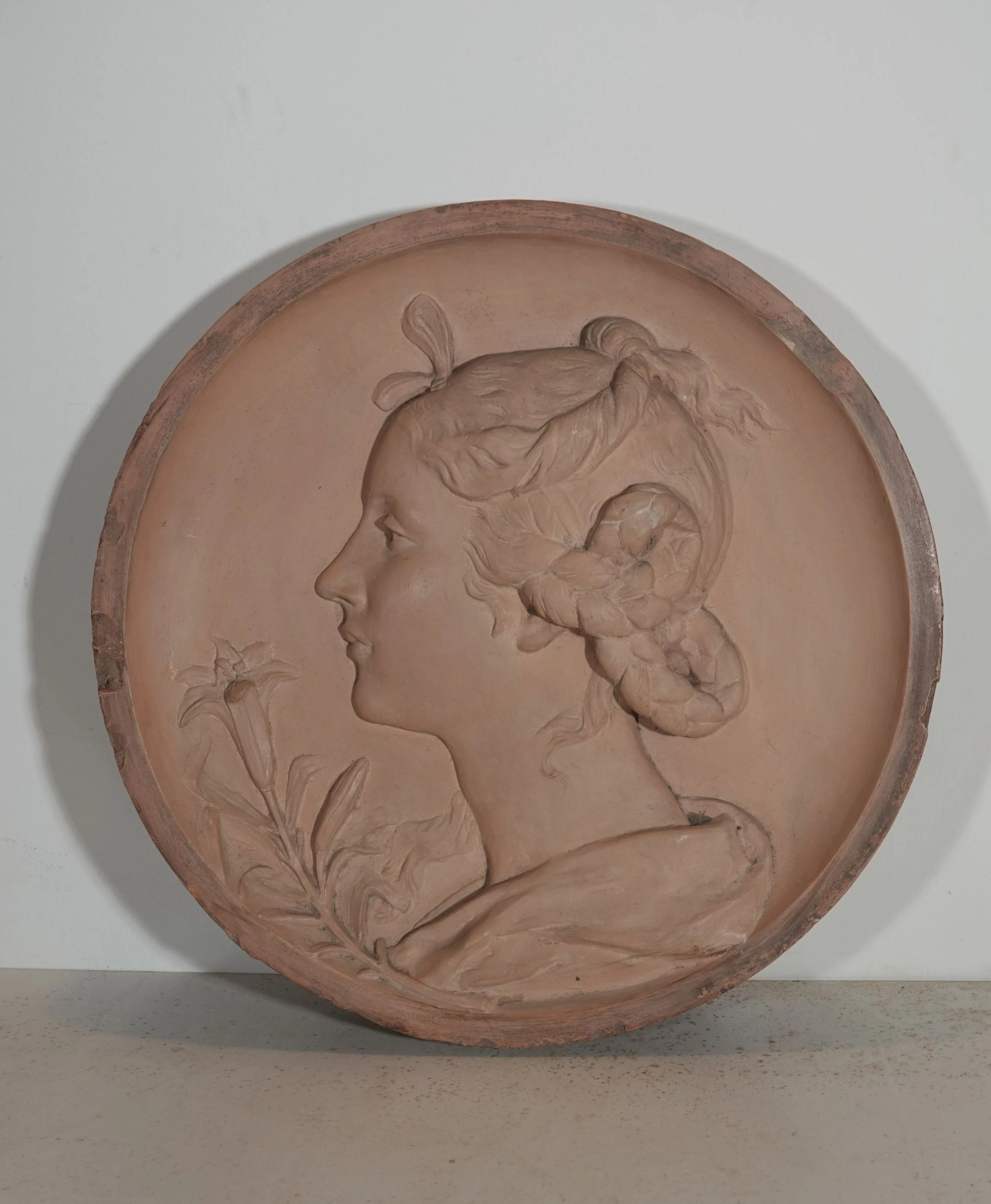 Large terracotta medallion depicting a young woman in profil - Lot 579