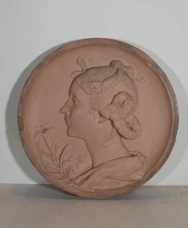 Large terracotta medallion depicting a young woman in profil - Lot 579