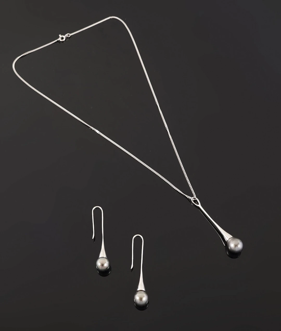 A matching set in 18k white gold (750 parts per thousand) co - Lot 197