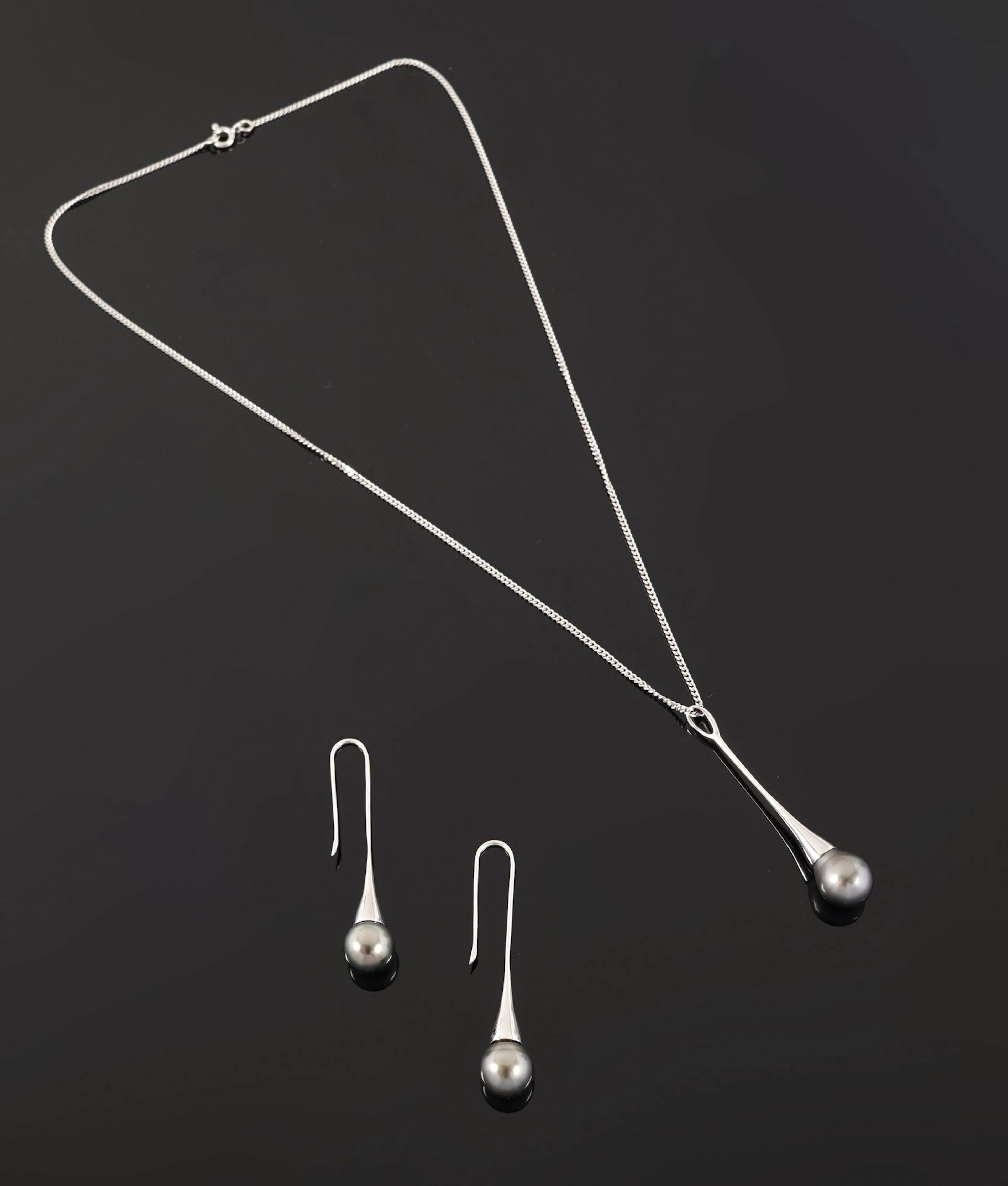 A matching set in 18k white gold (750 parts per thousand) co - Lot 197