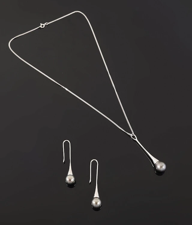A matching set in 18k white gold (750 parts per thousand) co - Lot 197