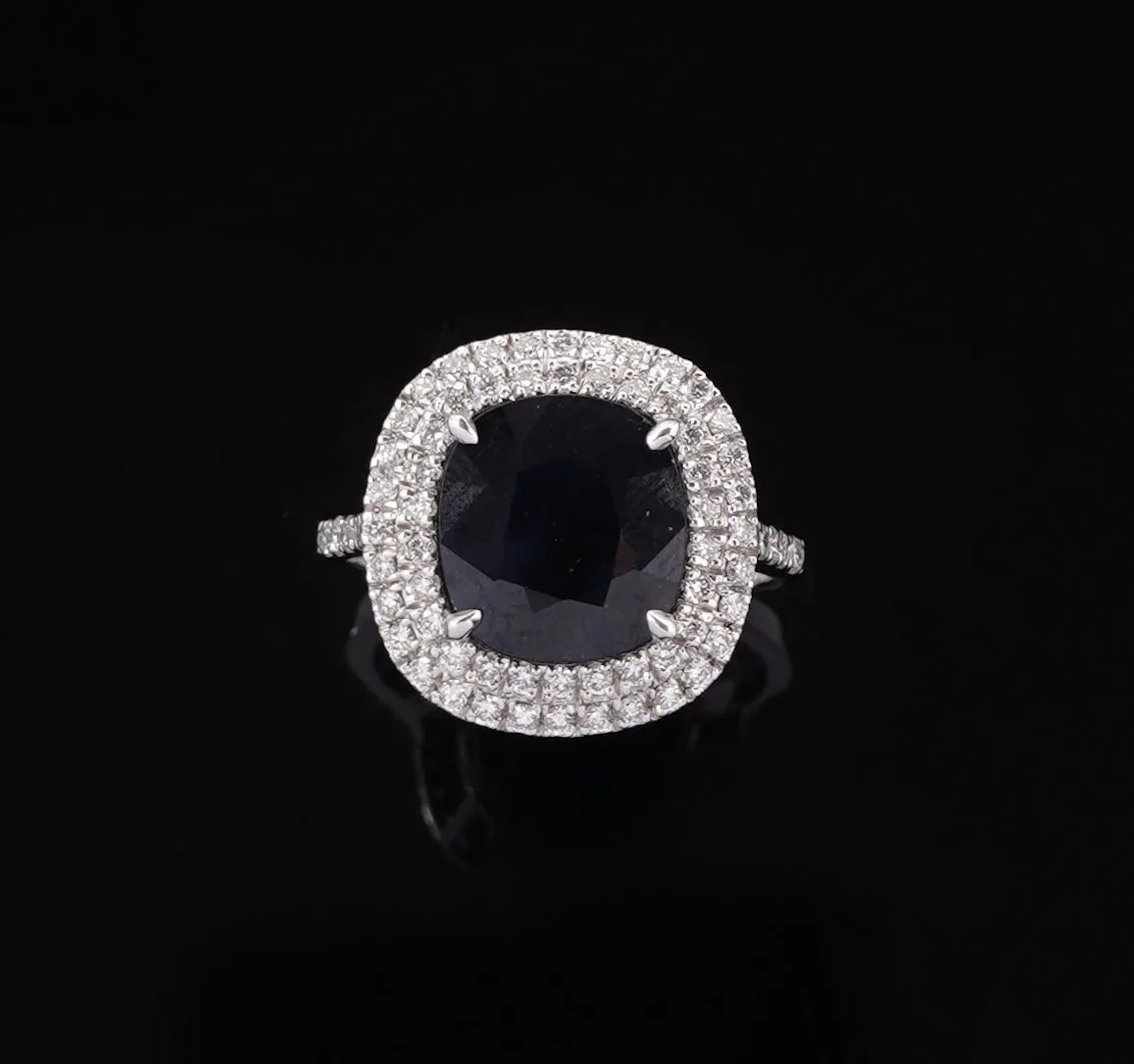 An 18k white gold ring (750 parts per thousand) featuring a - Lot 321