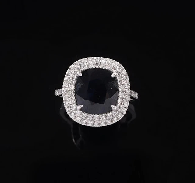 An 18k white gold ring (750 parts per thousand) featuring a - Lot 321