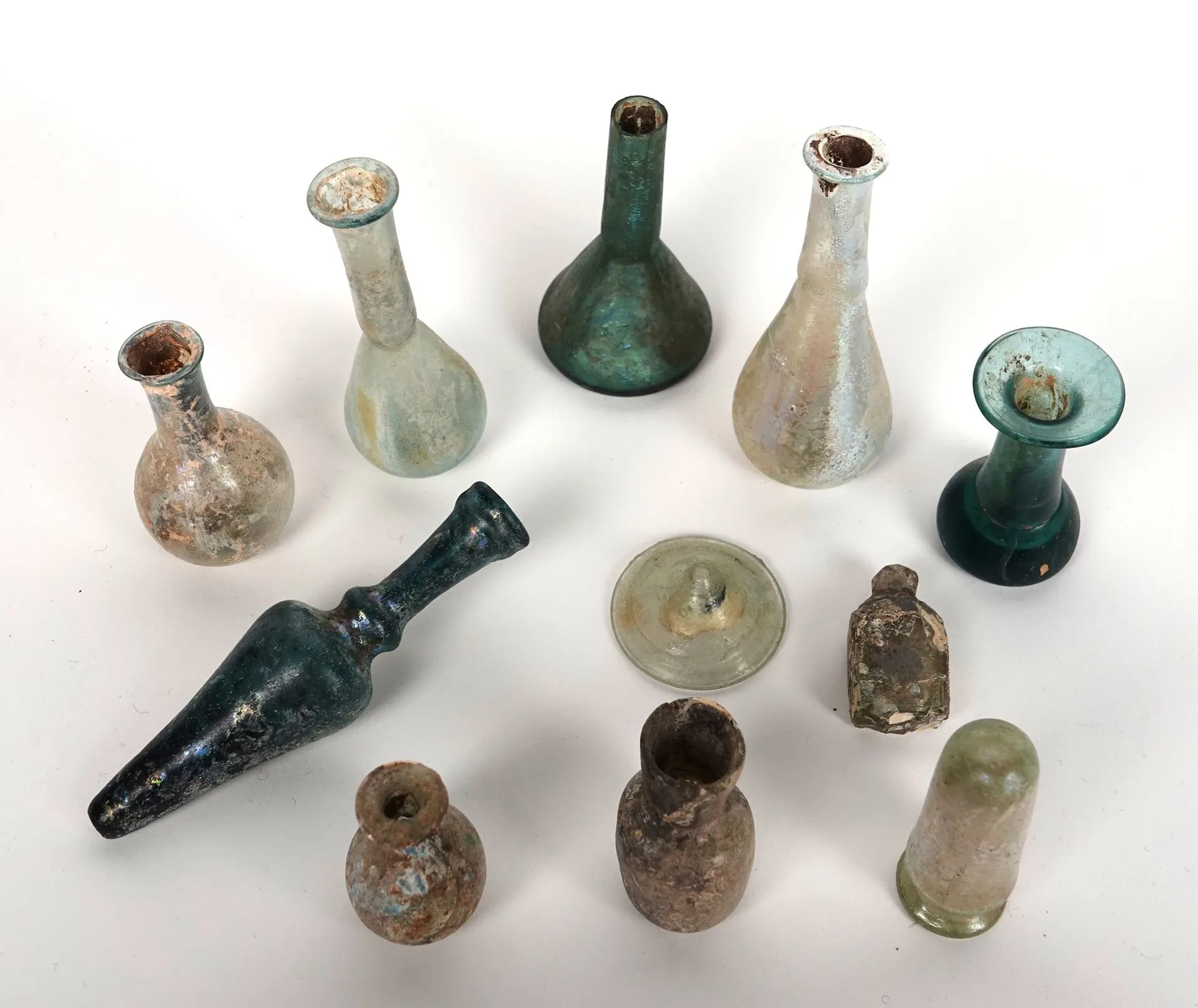Set of 11 vials of various shapes, including balsamaria, via - Lot 228