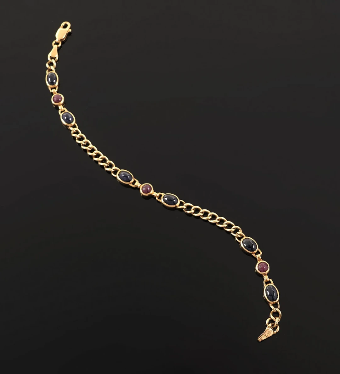 18k yellow gold bracelet (750 parts per thousand) with a cur - Lot 87