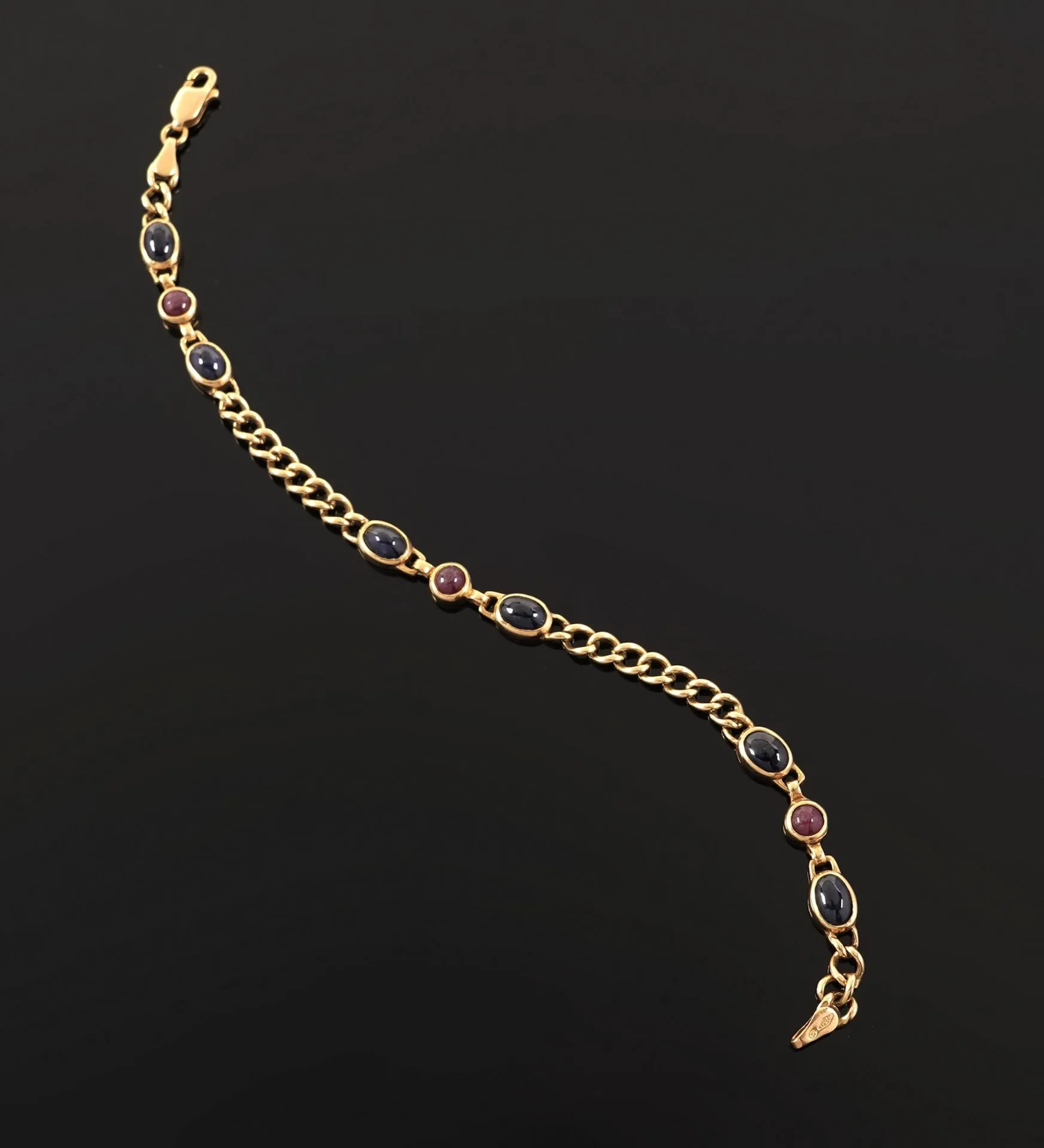 18k yellow gold bracelet (750 parts per thousand) with a cur - Lot 87